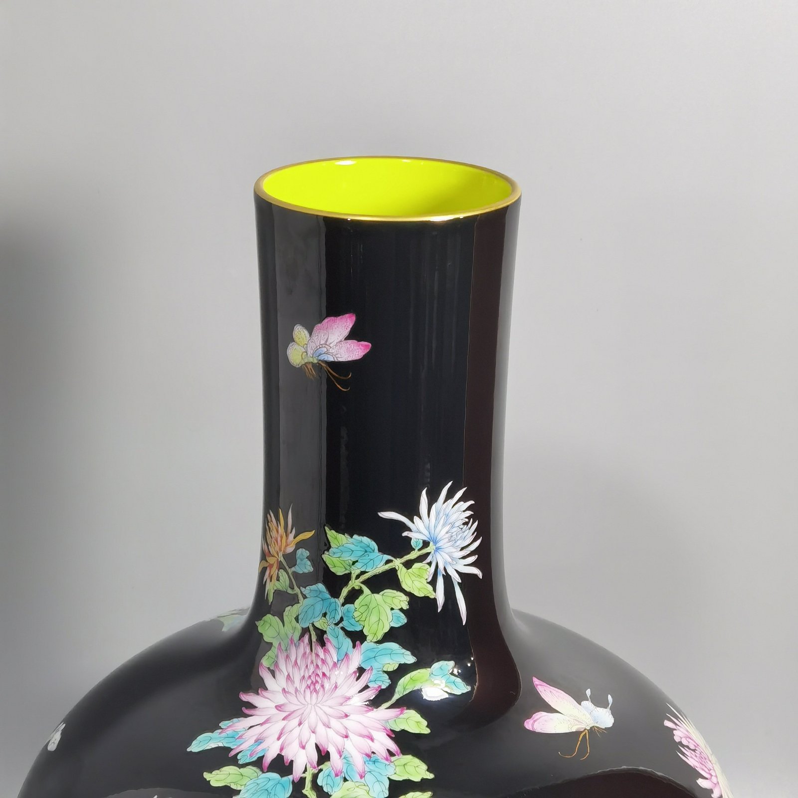 Qing Dynasty Yongzheng black gold glaze pastel butterfly pattern celestial sphere vase