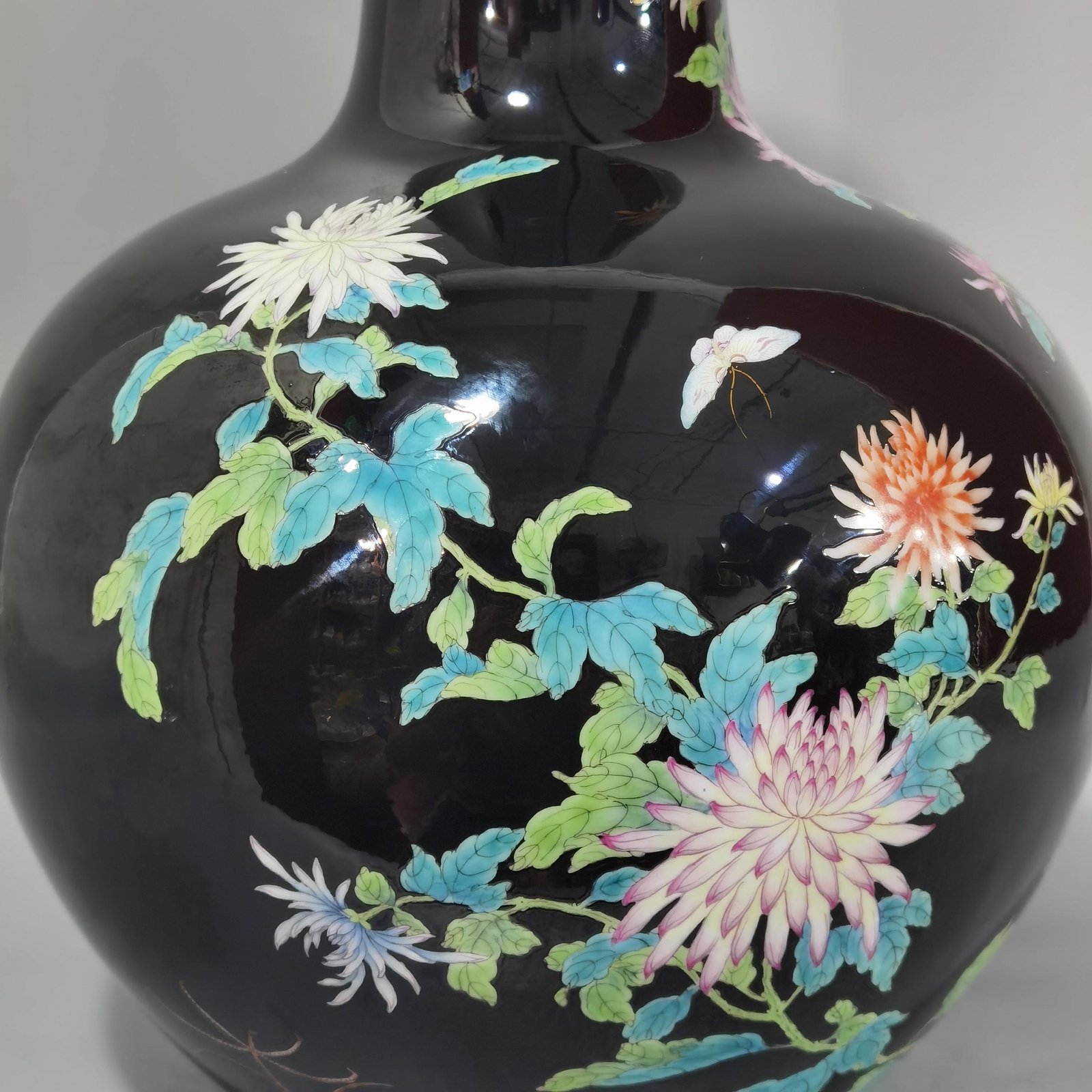 Qing Dynasty Yongzheng black gold glaze pastel butterfly pattern celestial sphere vase