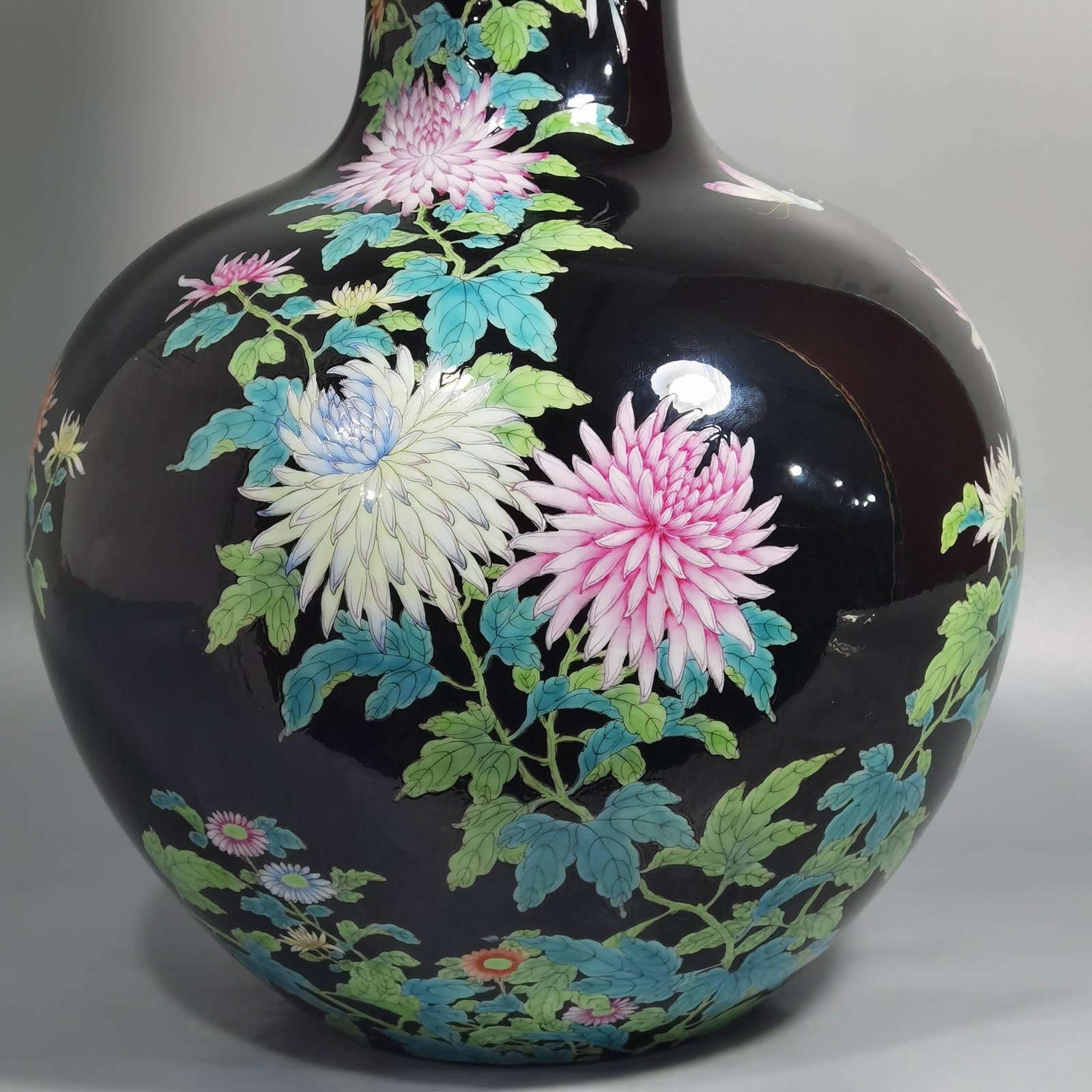Qing Dynasty Yongzheng black gold glaze pastel butterfly pattern celestial sphere vase