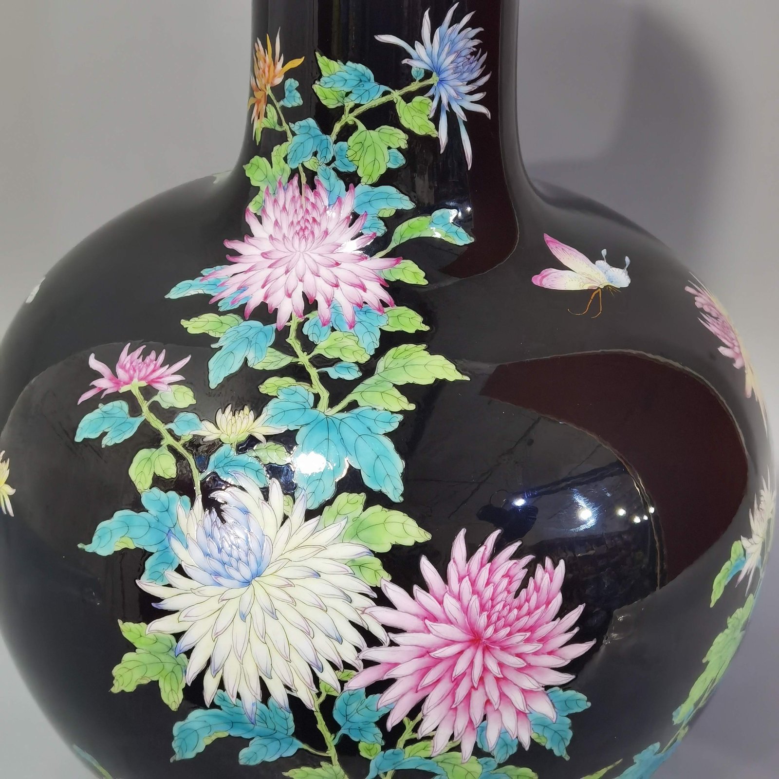 Qing Dynasty Yongzheng black gold glaze pastel butterfly pattern celestial sphere vase