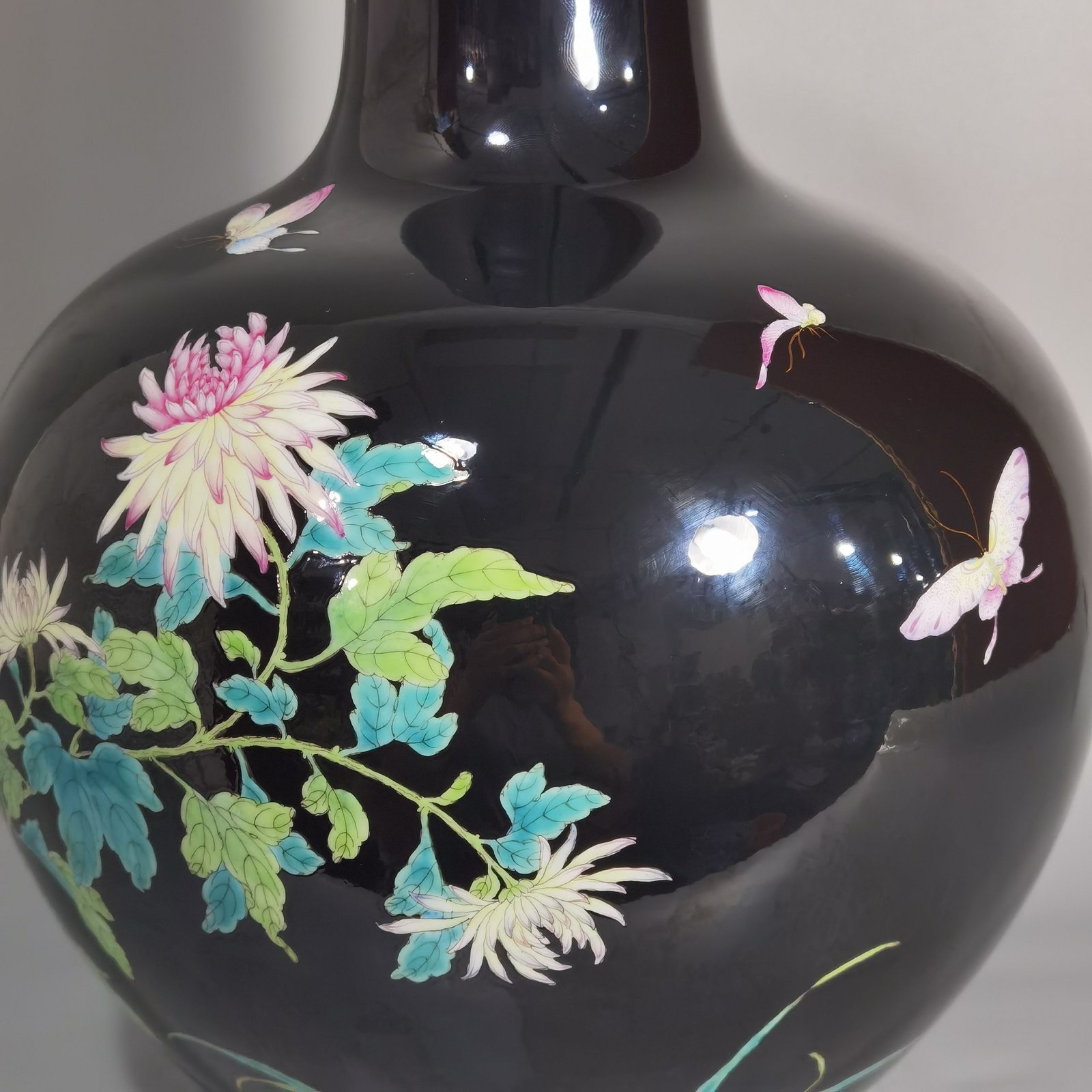 Qing Dynasty Yongzheng black gold glaze pastel butterfly pattern celestial sphere vase