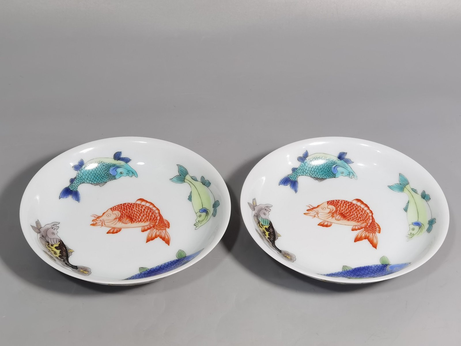 Qing Dynasty Yongzheng A pair of pastel nine-fish dishes