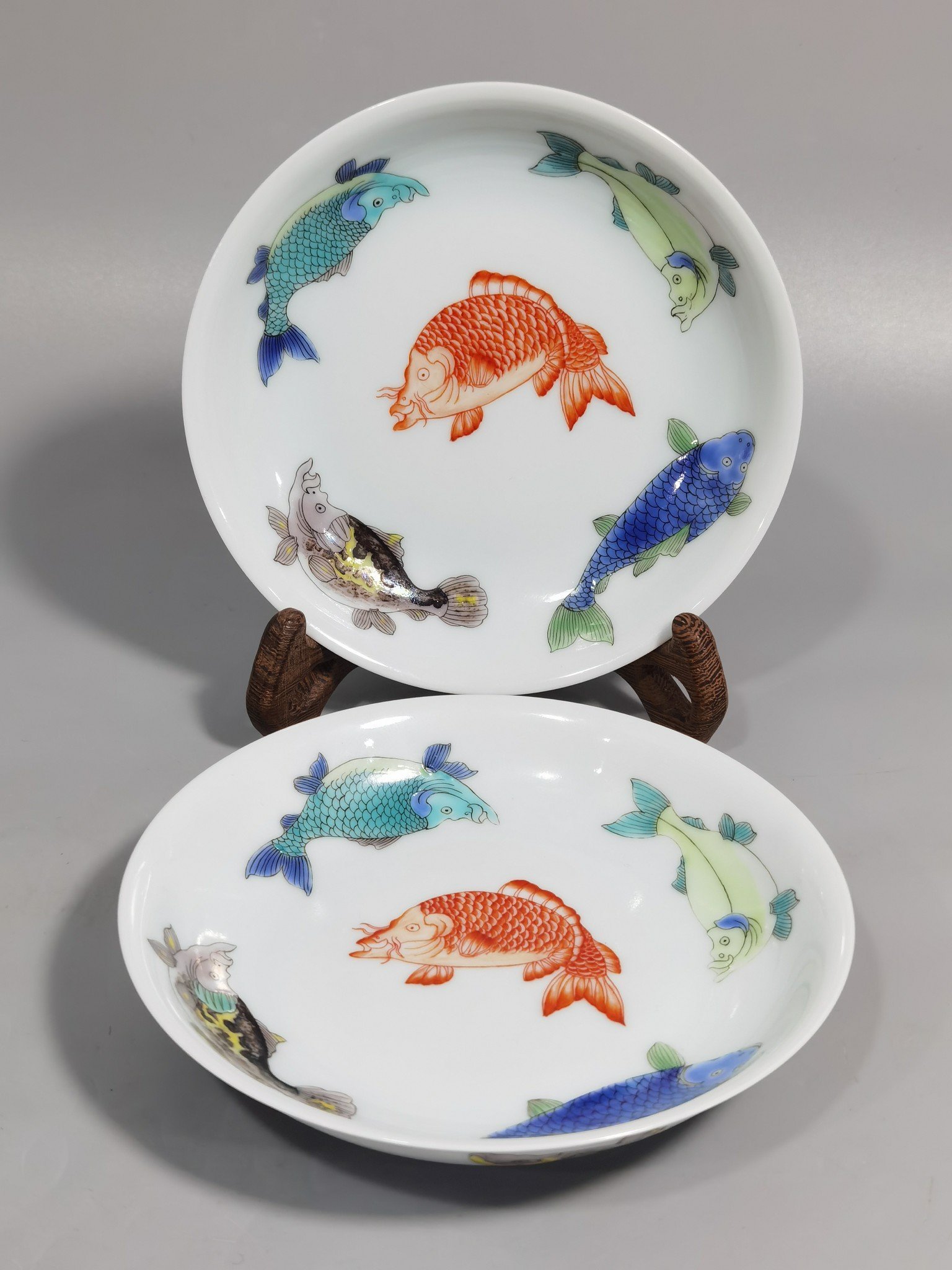Qing Dynasty Yongzheng A pair of pastel nine-fish dishes