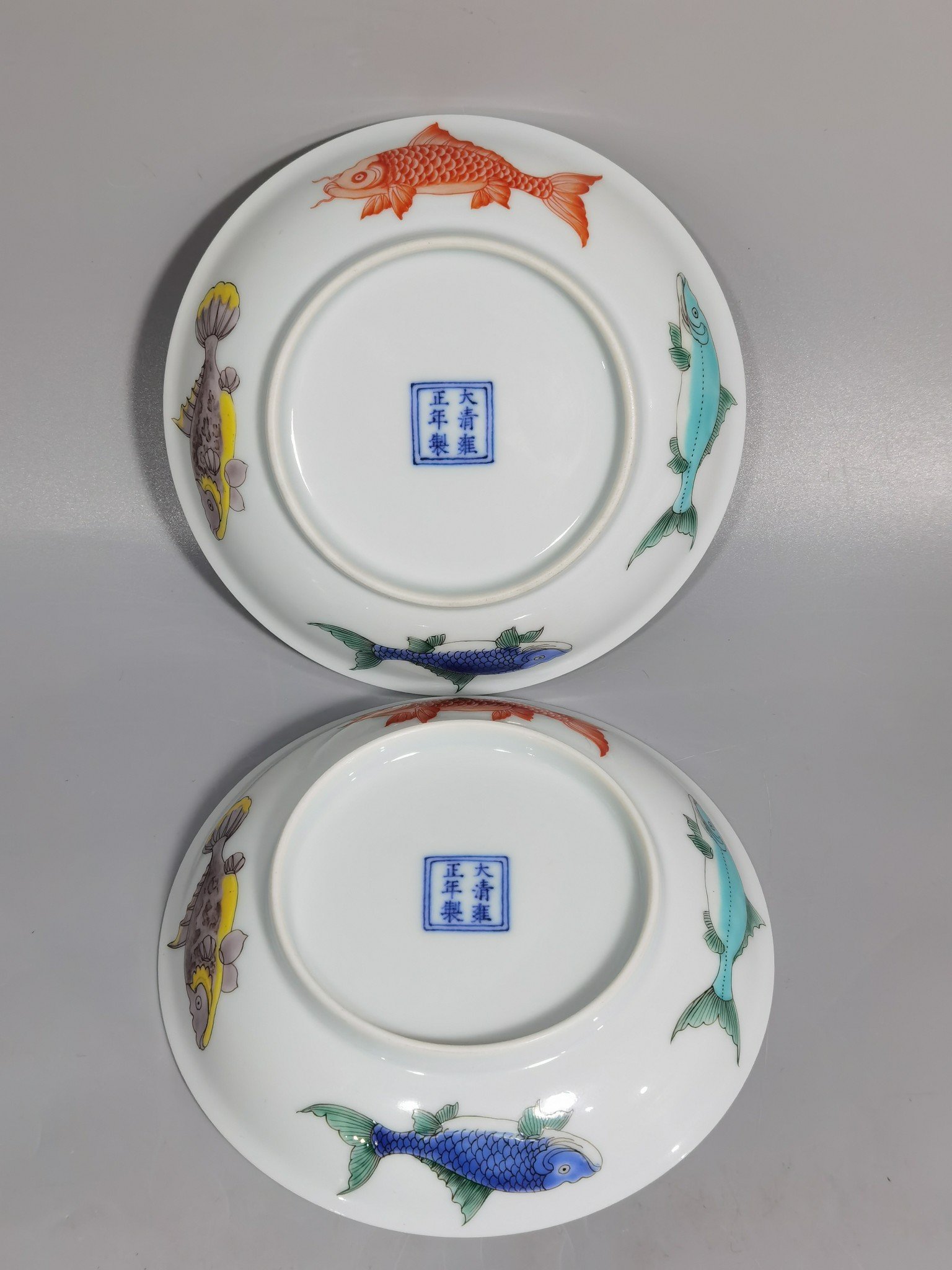 Qing Dynasty Yongzheng A pair of pastel nine-fish dishes