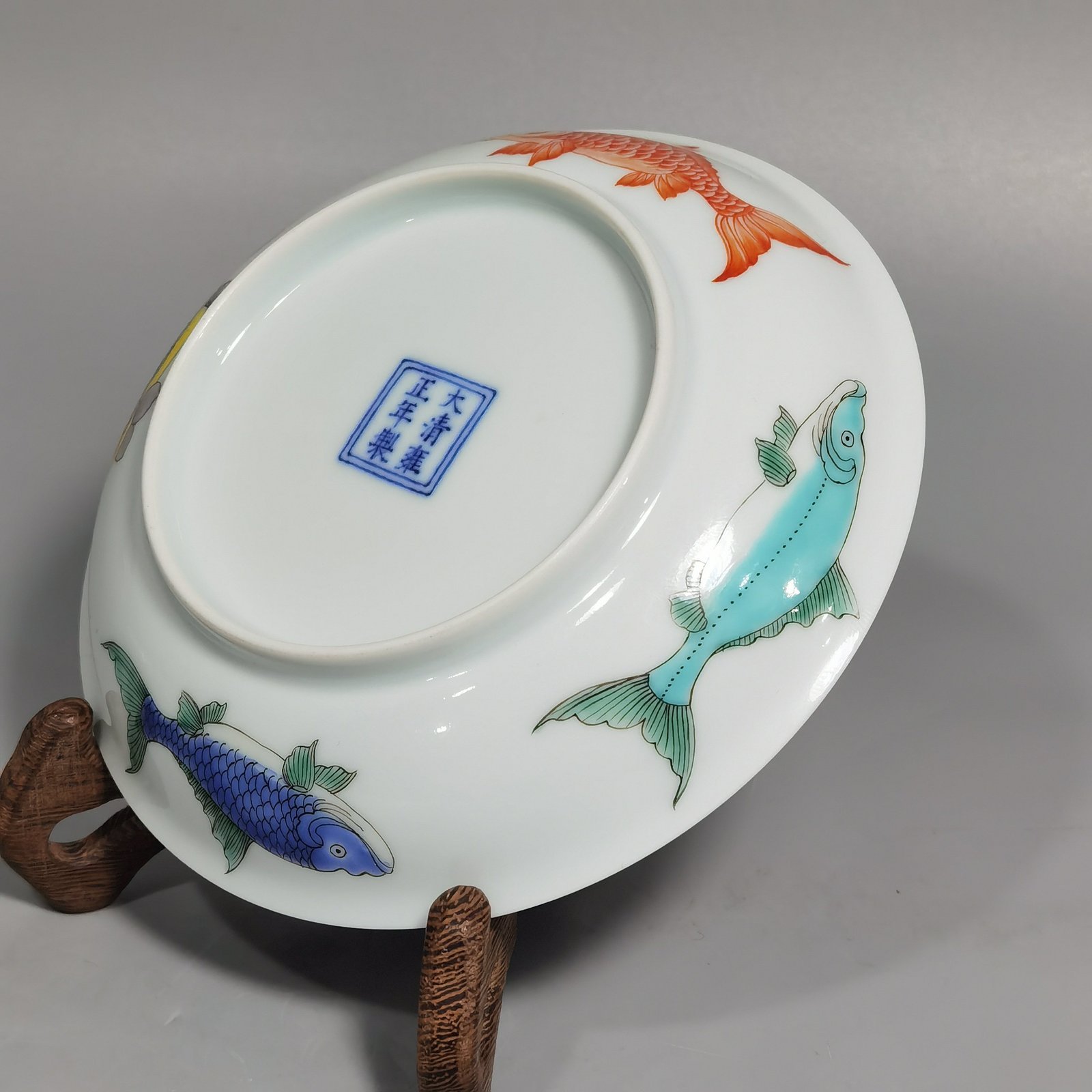 Qing Dynasty Yongzheng A pair of pastel nine-fish dishes