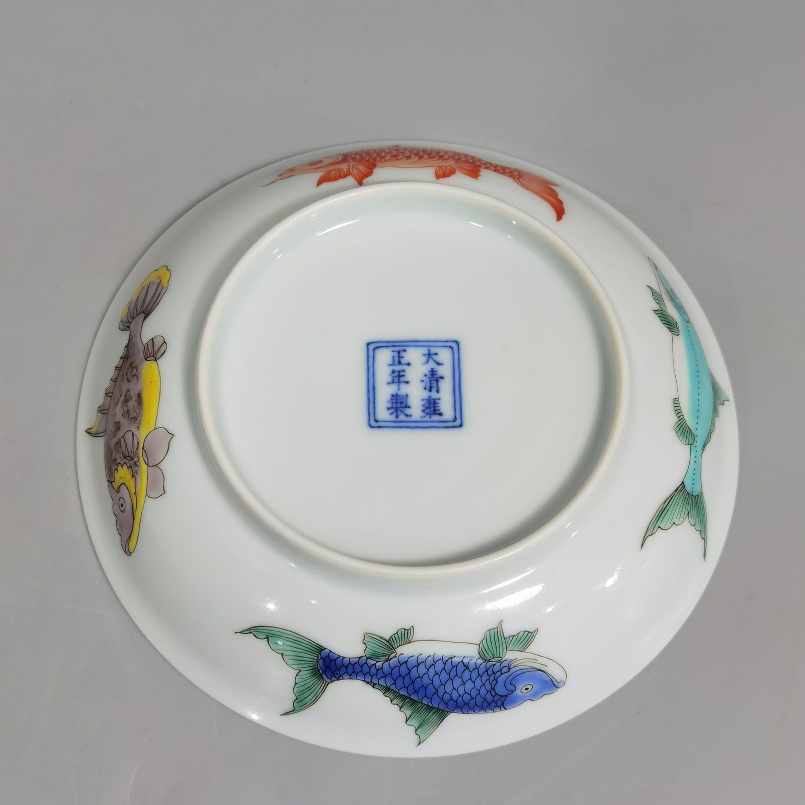 Qing Dynasty Yongzheng A pair of pastel nine-fish dishes