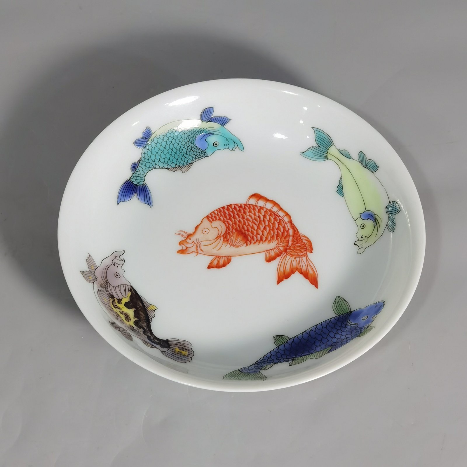 Qing Dynasty Yongzheng A pair of pastel nine-fish dishes