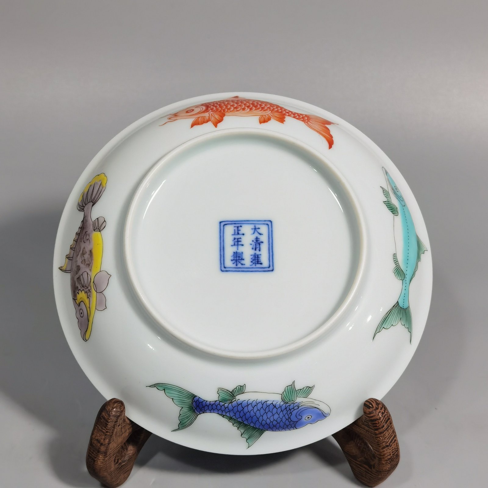 Qing Dynasty Yongzheng A pair of pastel nine-fish dishes