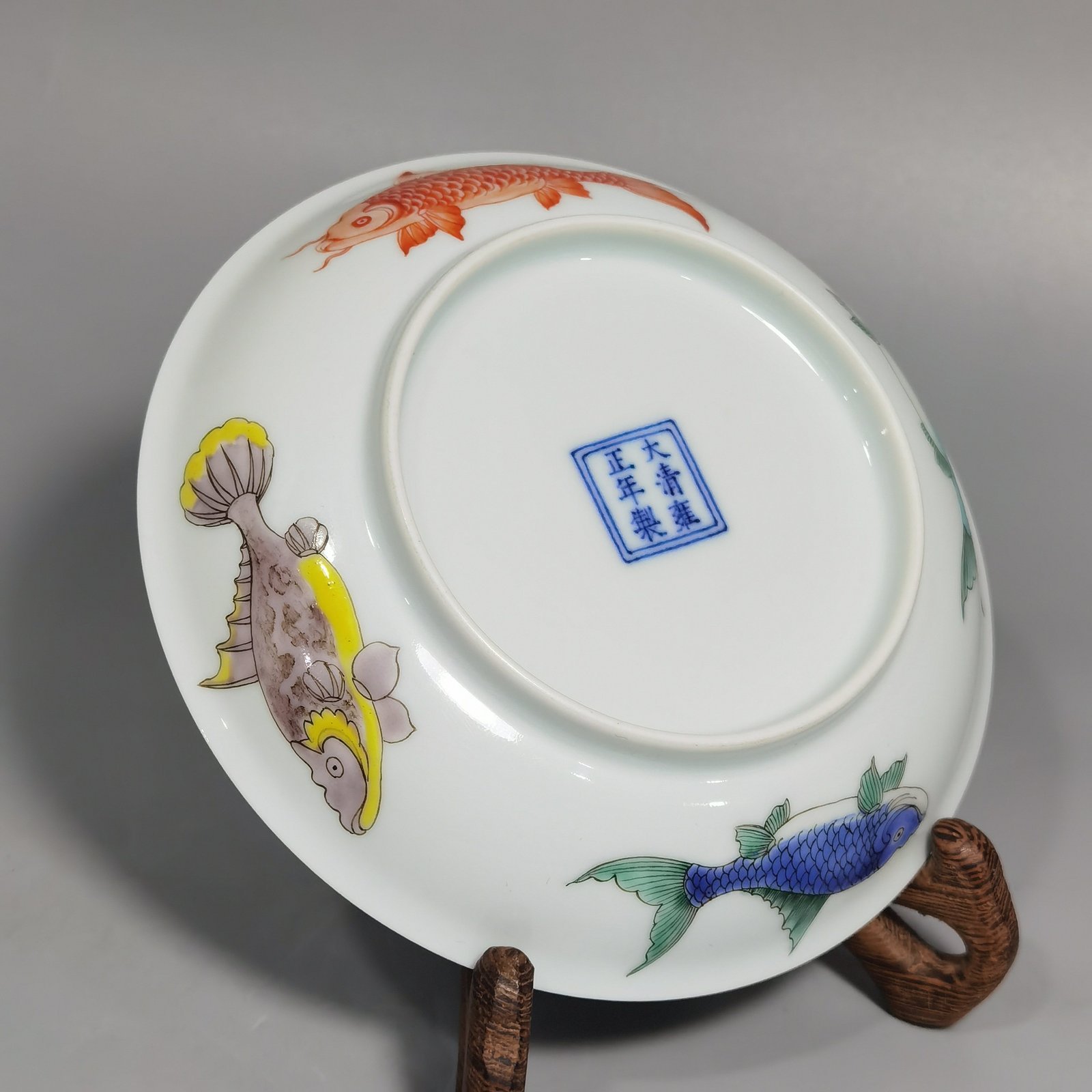 Qing Dynasty Yongzheng A pair of pastel nine-fish dishes
