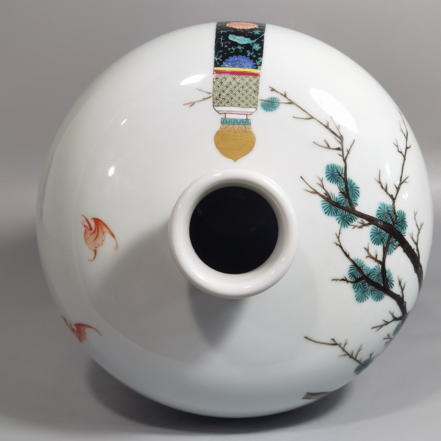 Qing Dynasty Yongzheng pastel plum vase with figures and stories