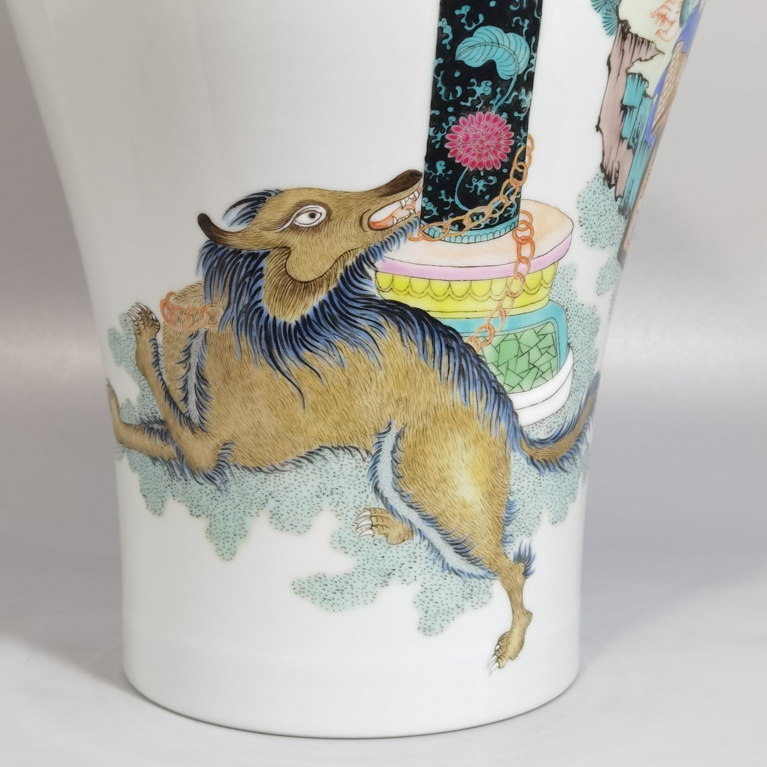 Qing Dynasty Yongzheng pastel plum vase with figures and stories