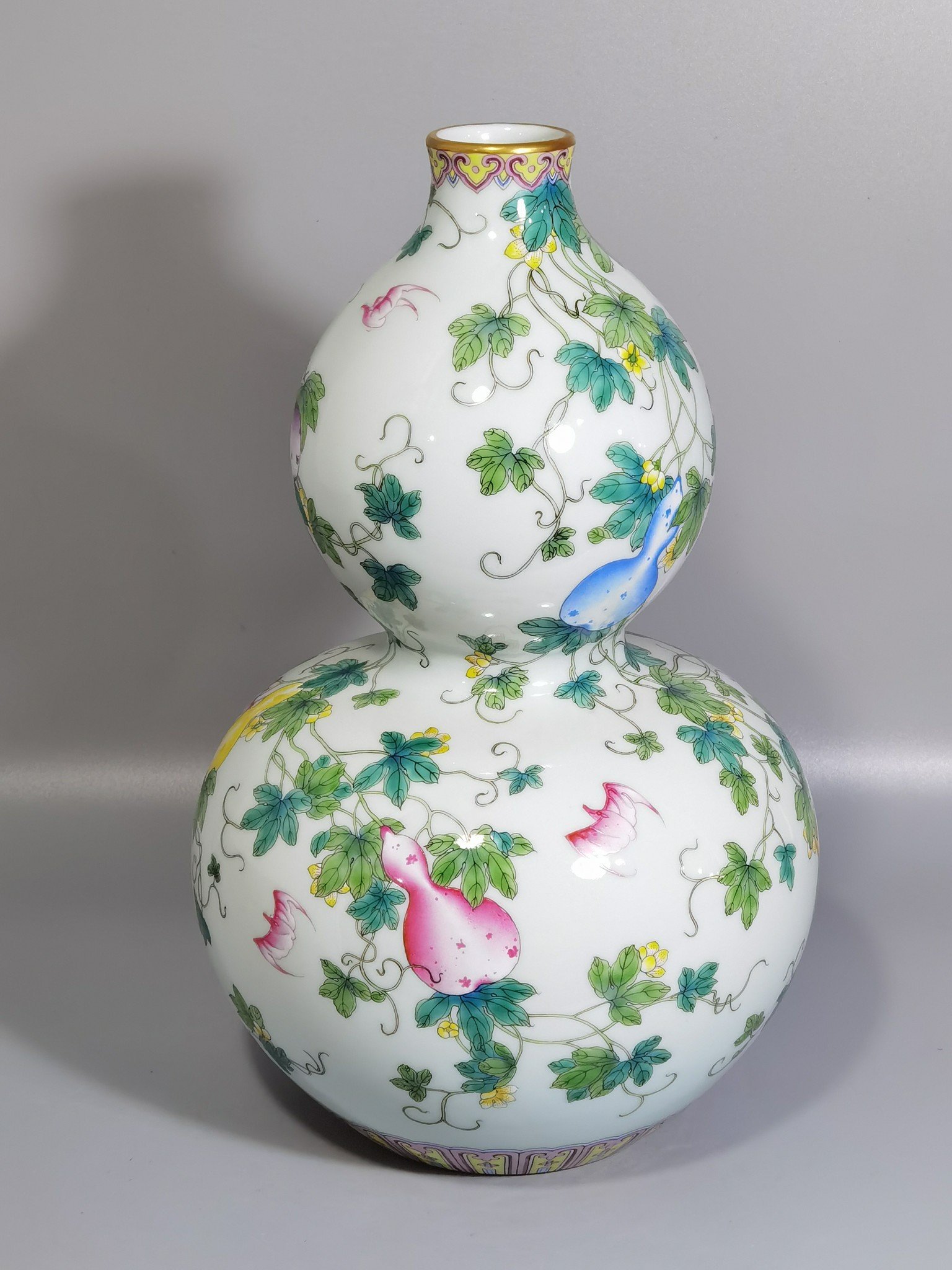 Qing Dynasty Yongzheng famille rose gourd Bandai gourd bottle