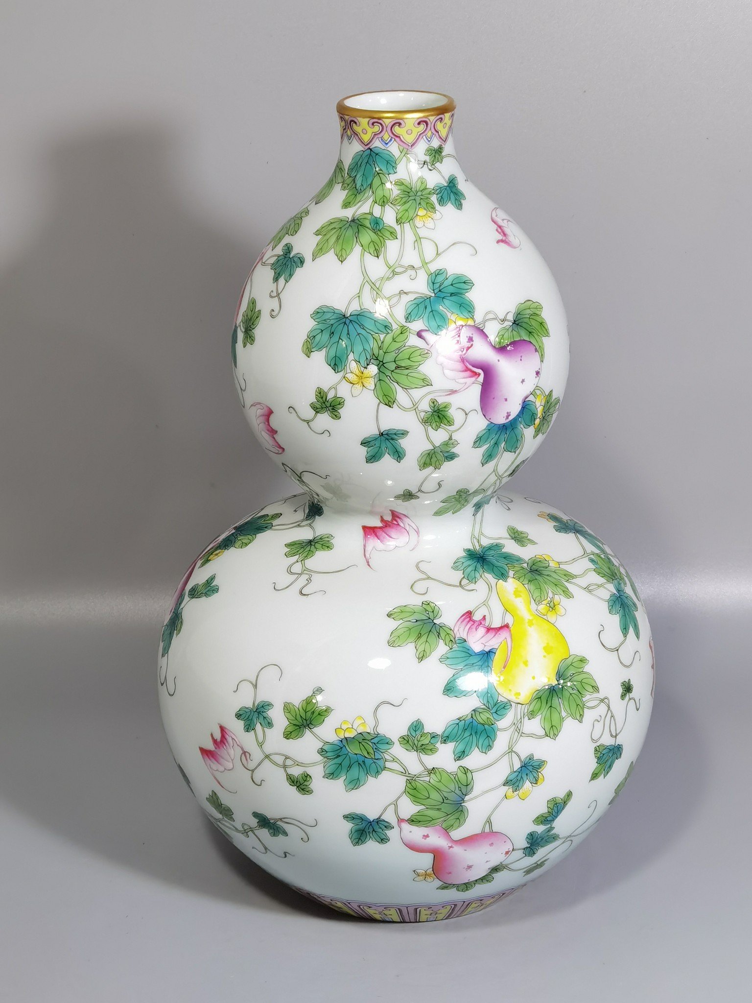 Qing Dynasty Yongzheng famille rose gourd Bandai gourd bottle