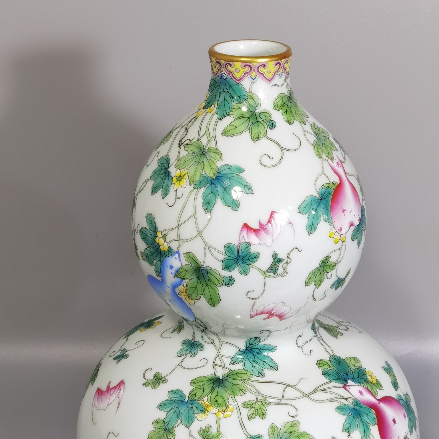 Qing Dynasty Yongzheng famille rose gourd Bandai gourd bottle