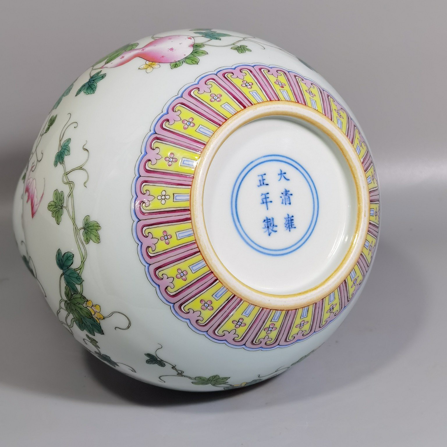 Qing Dynasty Yongzheng famille rose gourd Bandai gourd bottle