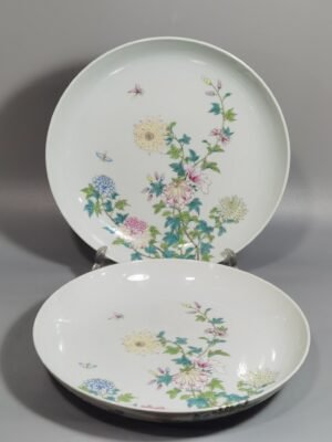 Qing Dynasty Yongzheng pastel chrysanthemum and butterfly pattern appreciation plate