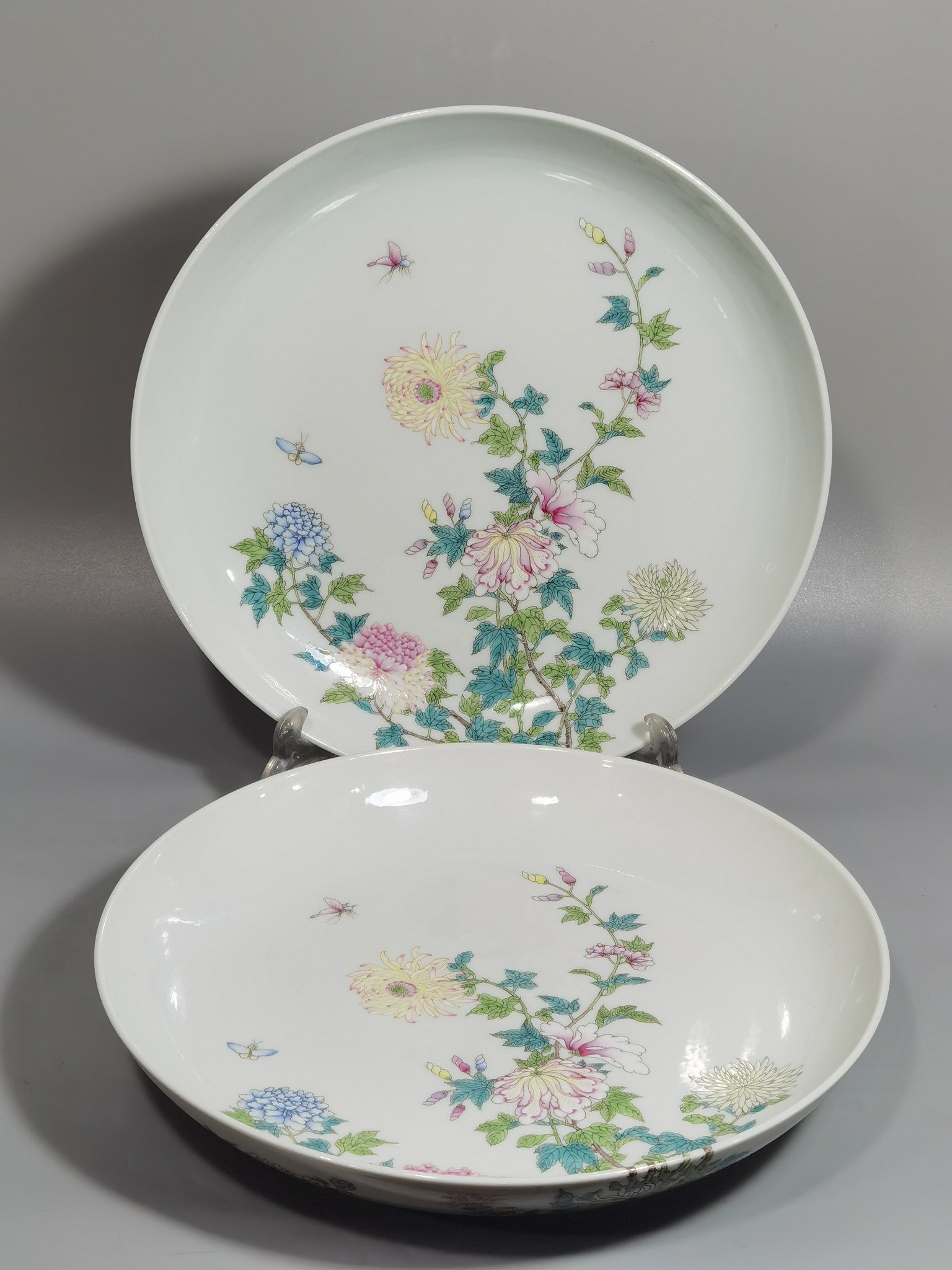 Qing Dynasty Yongzheng pastel chrysanthemum and butterfly pattern appreciation plate