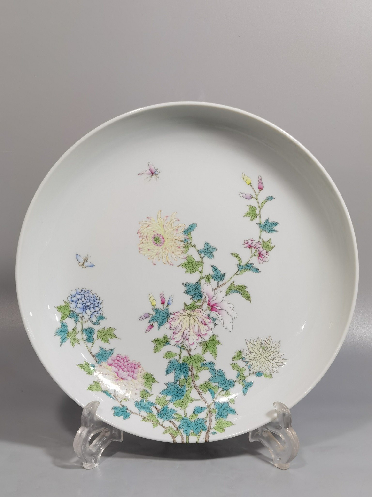 Qing Dynasty Yongzheng pastel chrysanthemum and butterfly pattern appreciation plate
