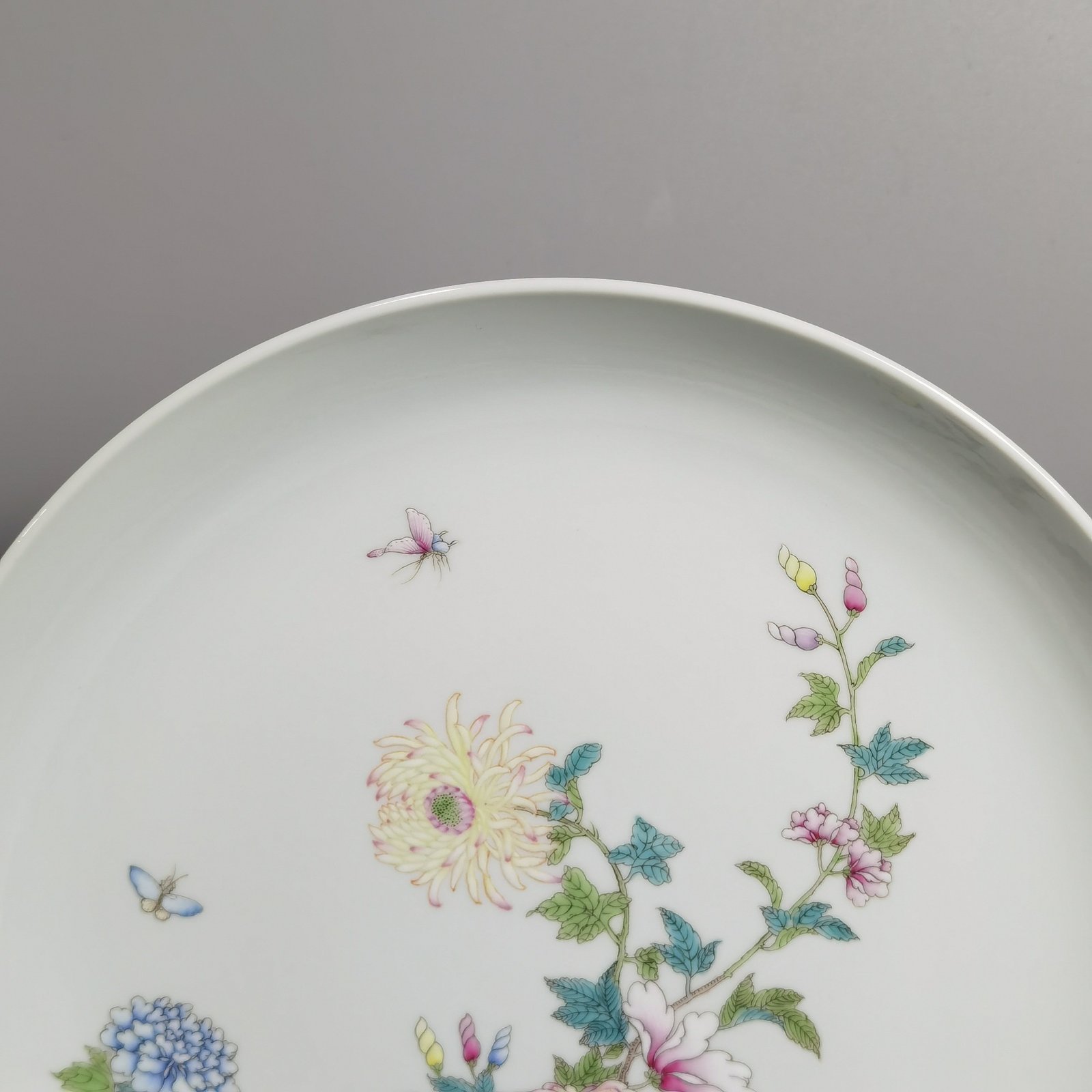 Qing Dynasty Yongzheng pastel chrysanthemum and butterfly pattern appreciation plate