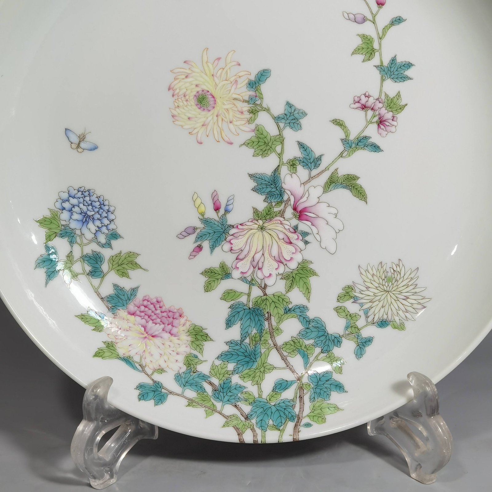 Qing Dynasty Yongzheng pastel chrysanthemum and butterfly pattern appreciation plate