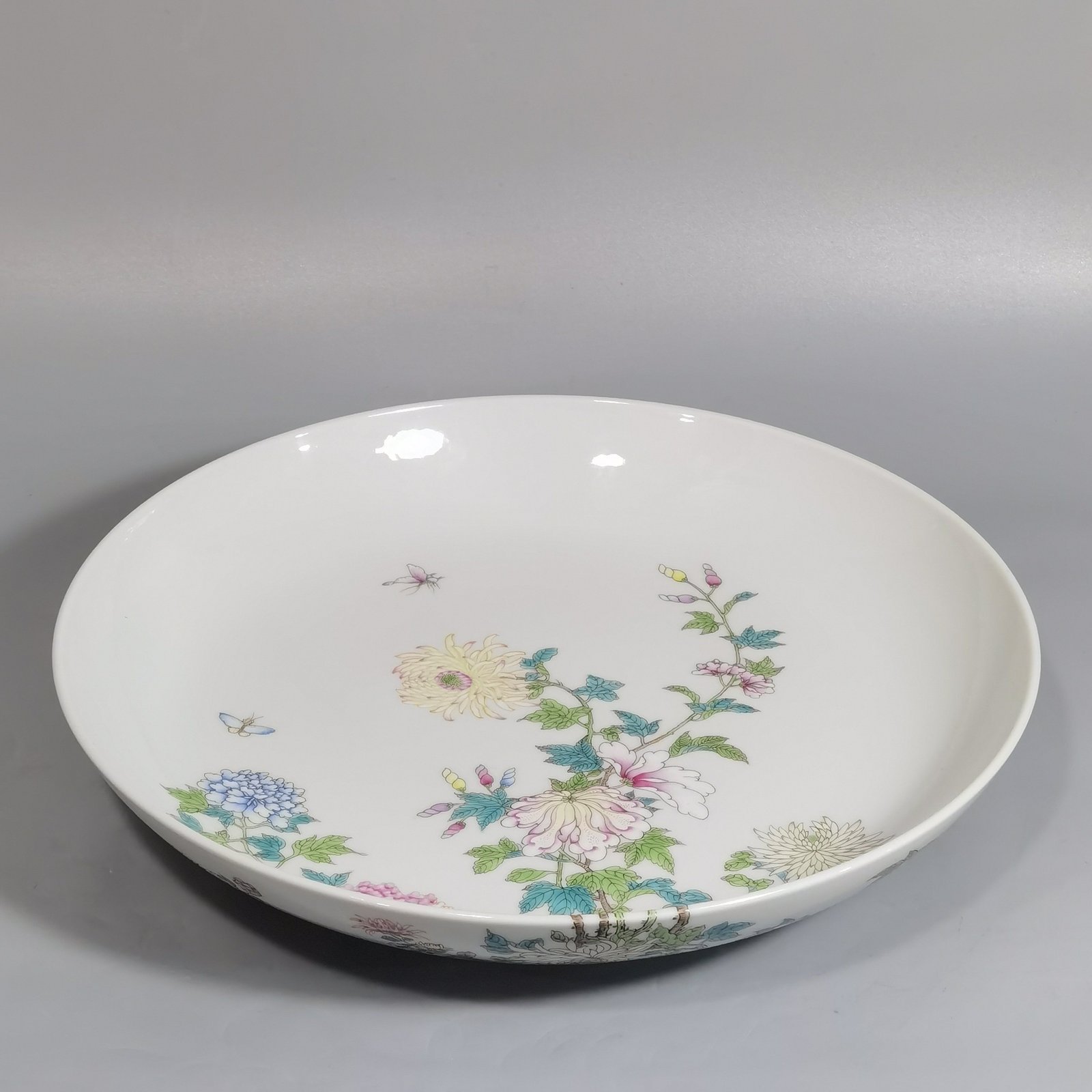 Qing Dynasty Yongzheng pastel chrysanthemum and butterfly pattern appreciation plate