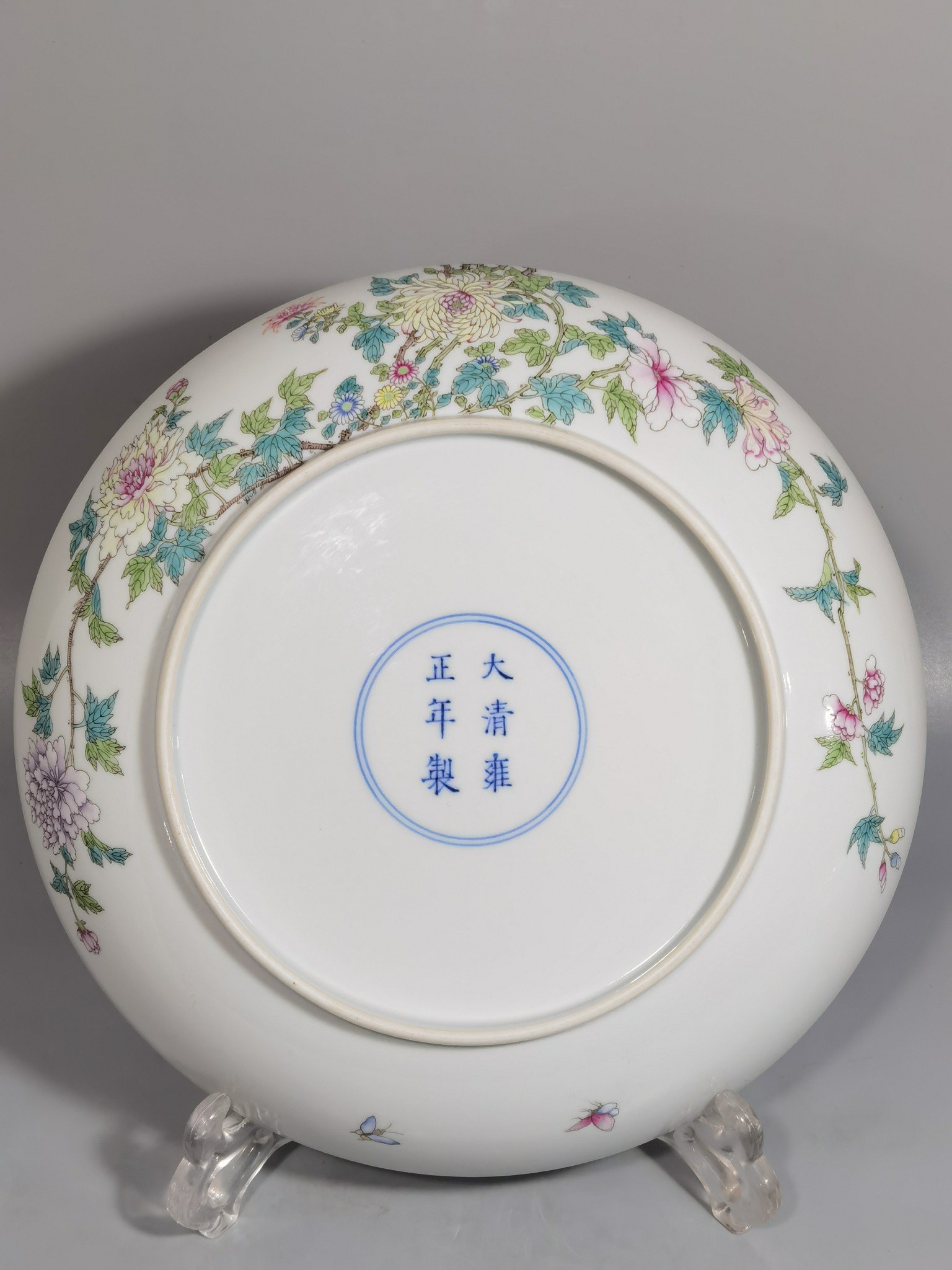 Qing Dynasty Yongzheng pastel chrysanthemum and butterfly pattern appreciation plate