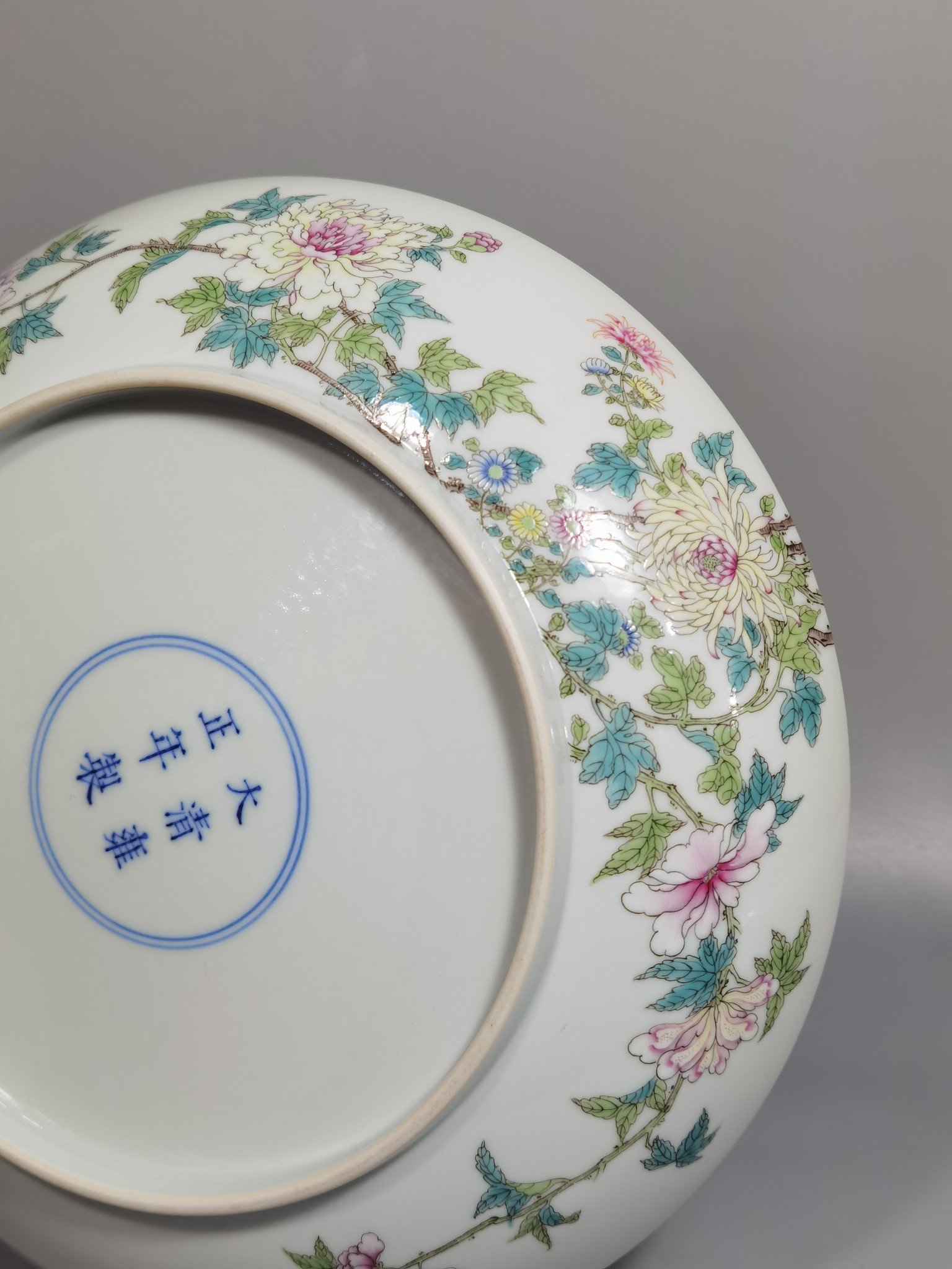 Qing Dynasty Yongzheng pastel chrysanthemum and butterfly pattern appreciation plate