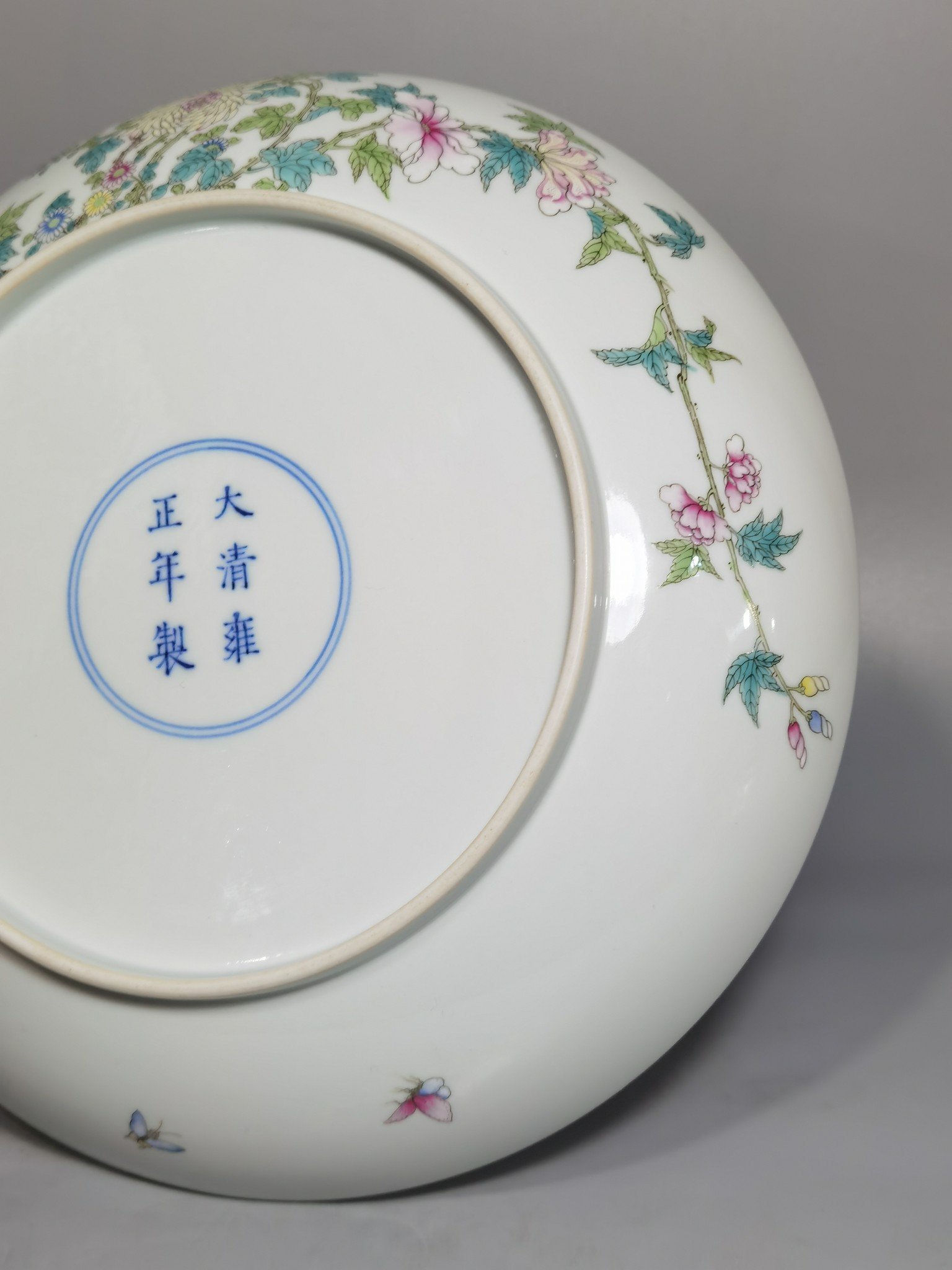 Qing Dynasty Yongzheng pastel chrysanthemum and butterfly pattern appreciation plate