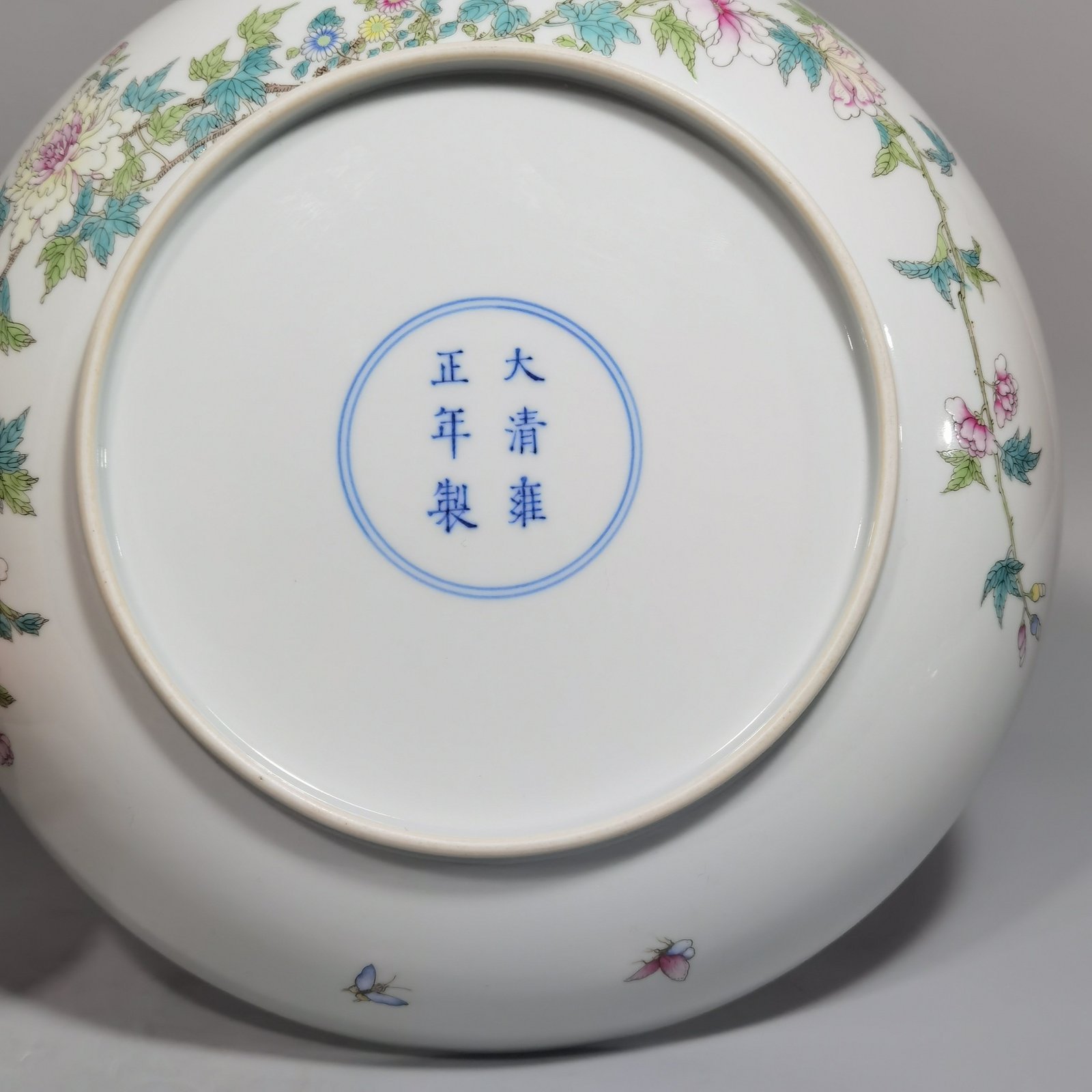 Qing Dynasty Yongzheng pastel chrysanthemum and butterfly pattern appreciation plate