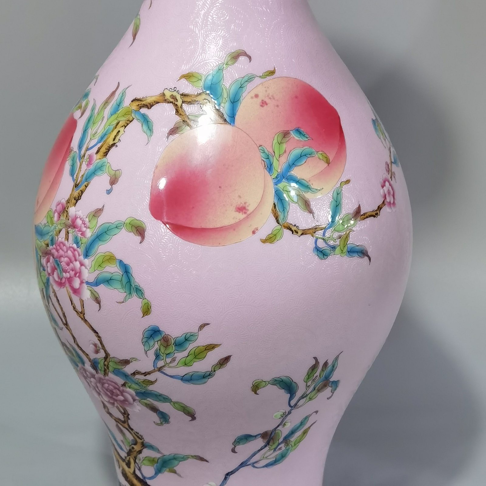 Qing Dynasty Yongzheng rolled pastel eight peaches and five blessings olive bottle