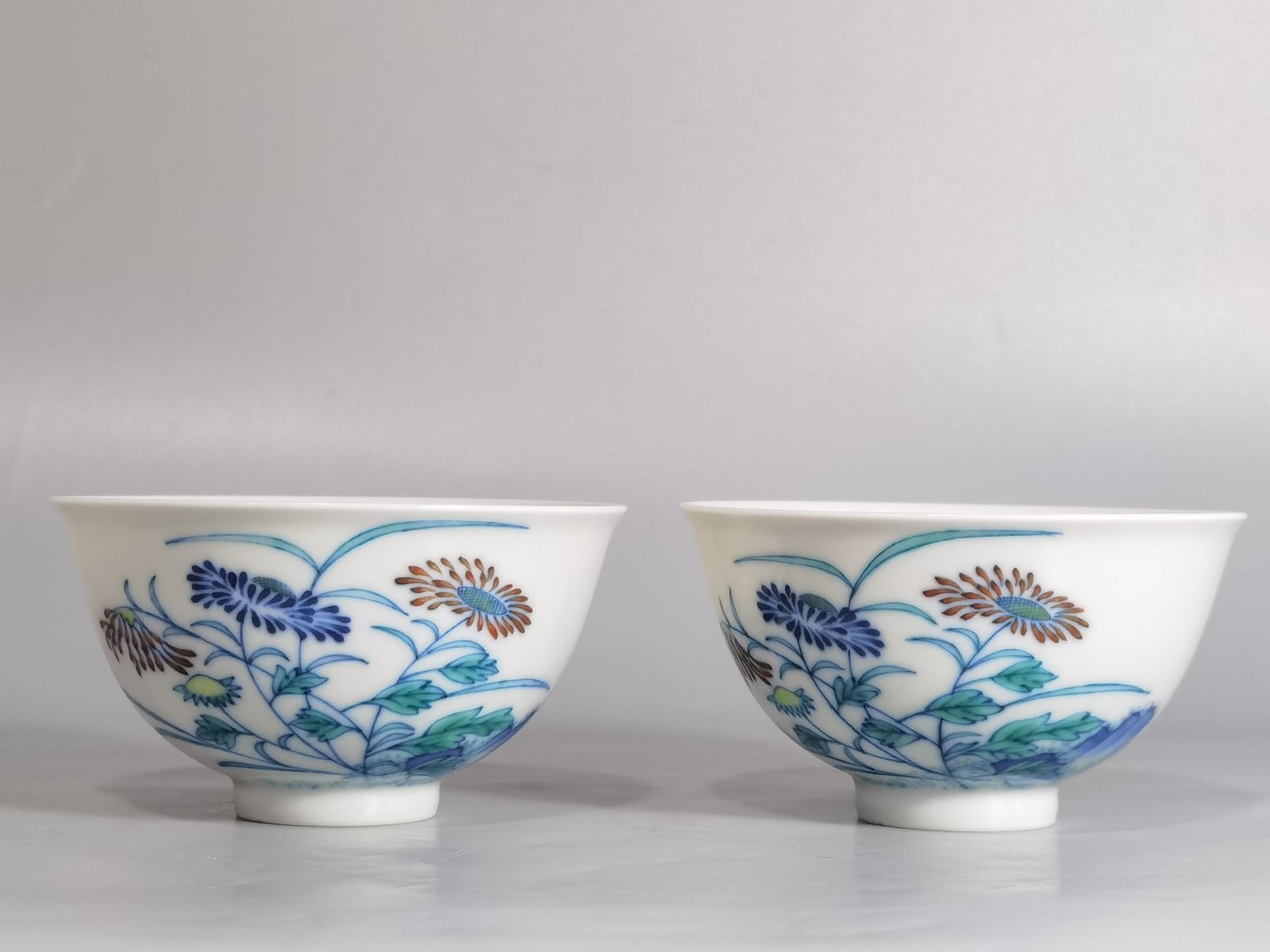 Qing Dynasty Yongzheng A pair of blue and white doucai Sanqiu cups