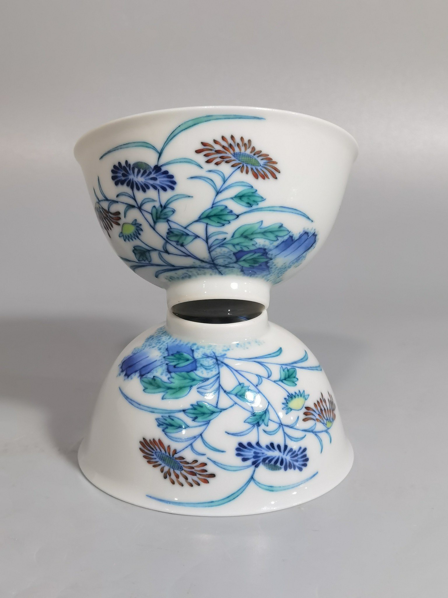 Qing Dynasty Yongzheng A pair of blue and white doucai Sanqiu cups