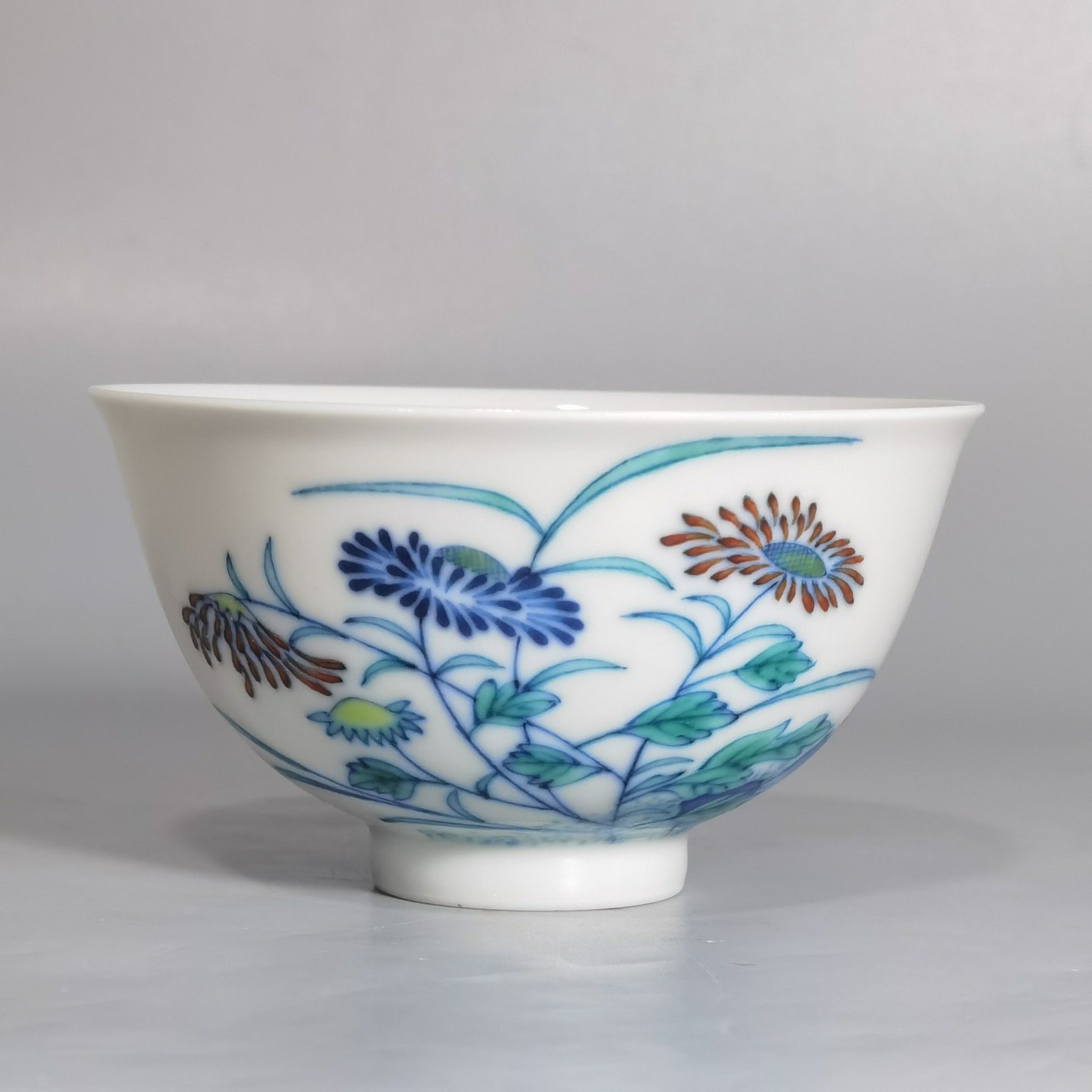Qing Dynasty Yongzheng A pair of blue and white doucai Sanqiu cups