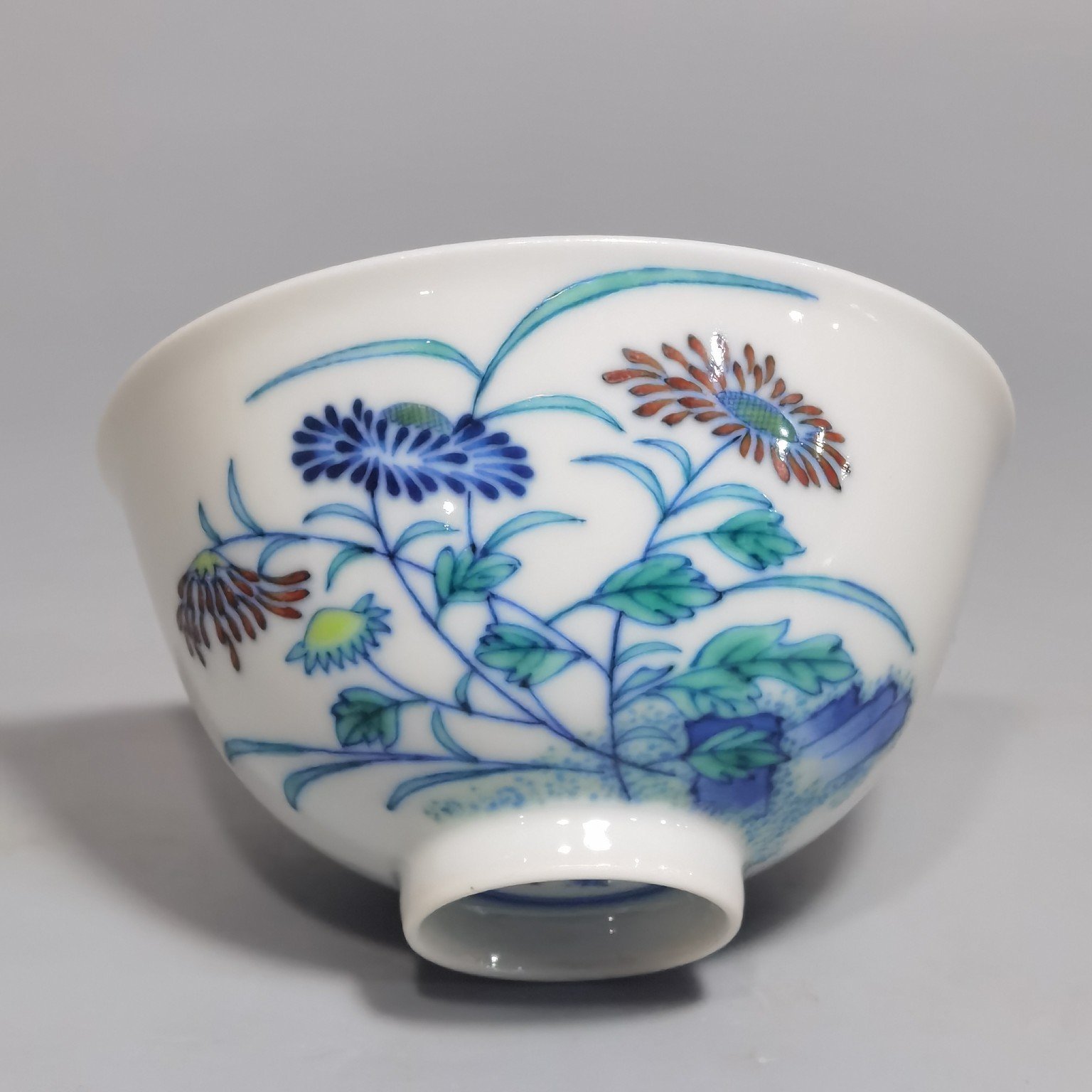 Qing Dynasty Yongzheng A pair of blue and white doucai Sanqiu cups