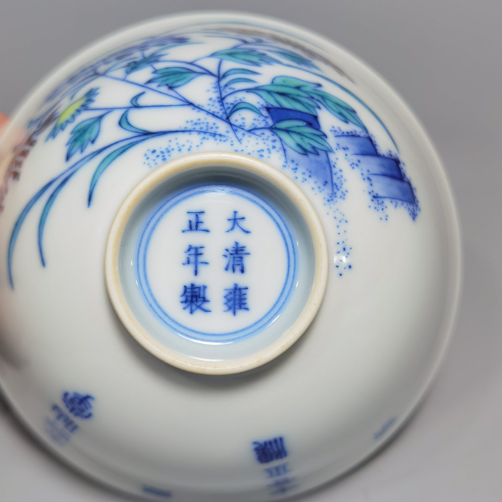 Qing Dynasty Yongzheng Three Autumns cups in underglaze blue and doucai enamels