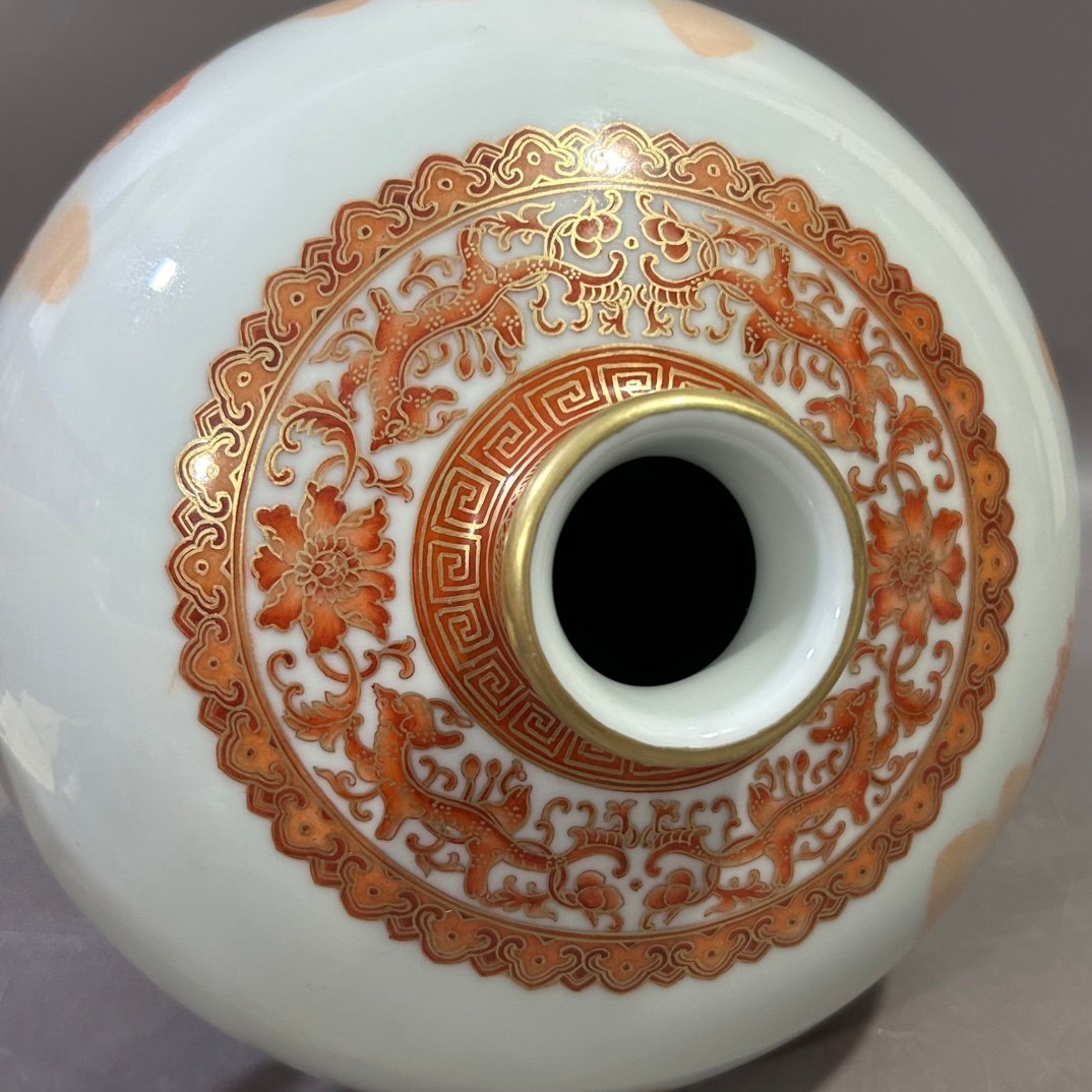 Qing Dynasty Yongzheng alum red landscape pavilion plum vase