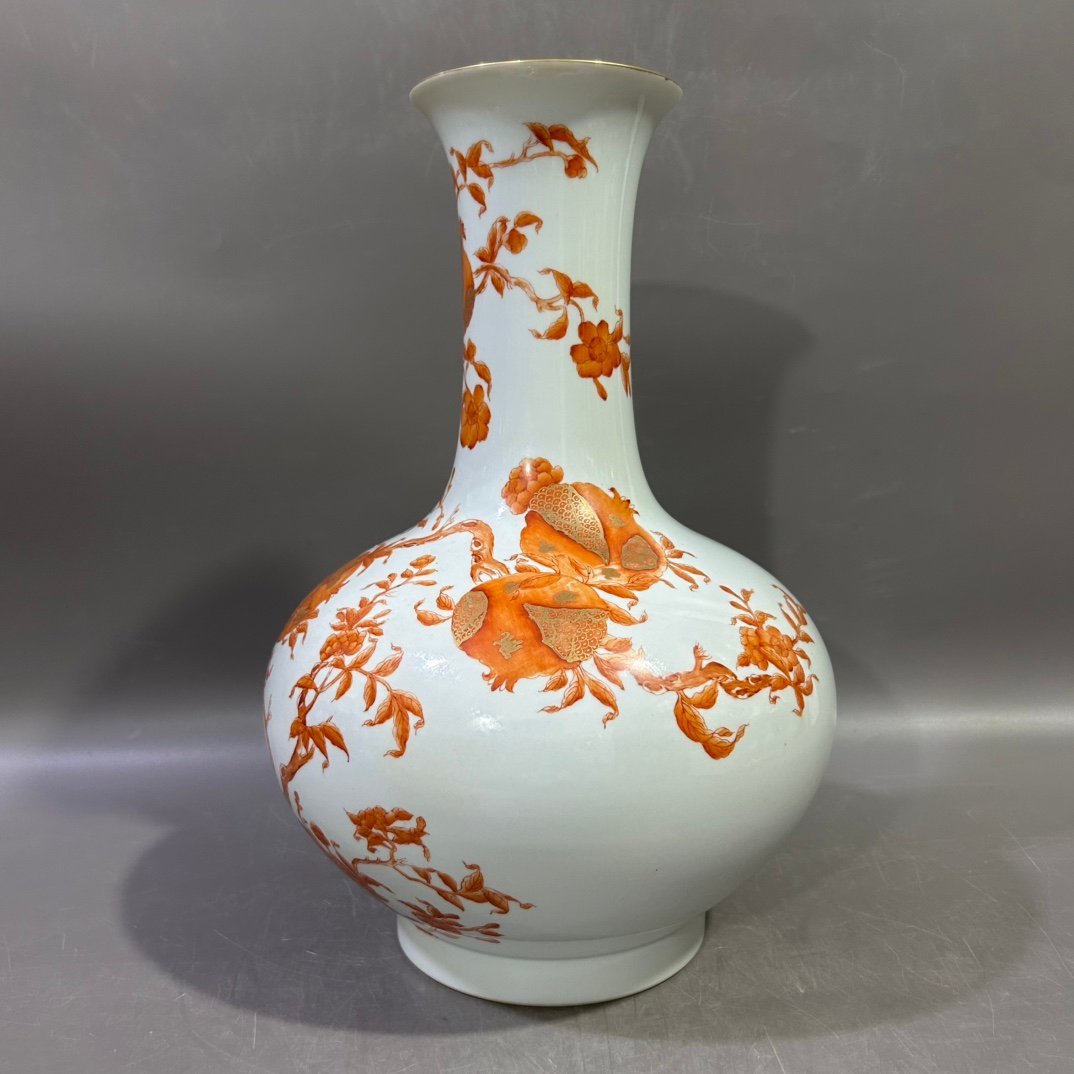Qing Dynasty Yongzheng alum red gold pomegranate vase