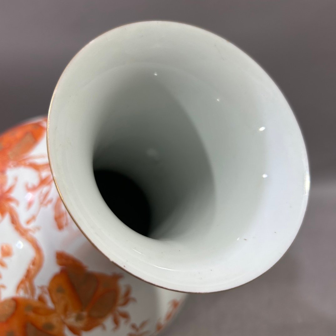 Qing Dynasty Yongzheng alum red gold pomegranate vase