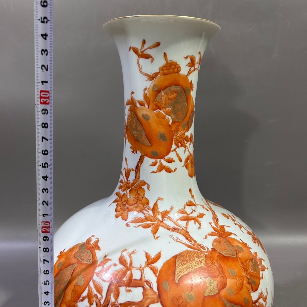 Qing Dynasty Yongzheng alum red gold pomegranate vase