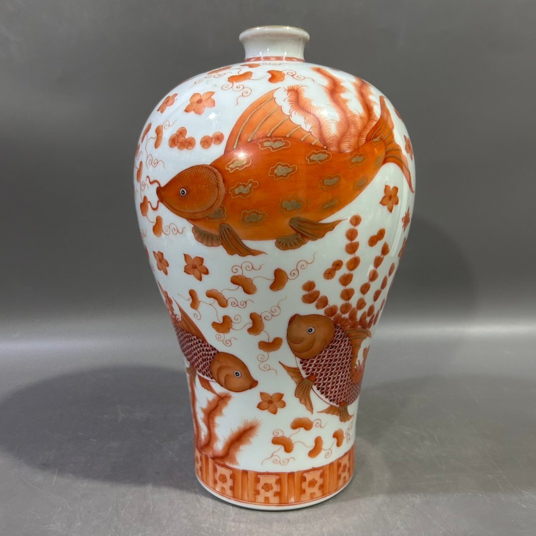 Qing Dynasty Yongzheng alum red goldfish plum vase
