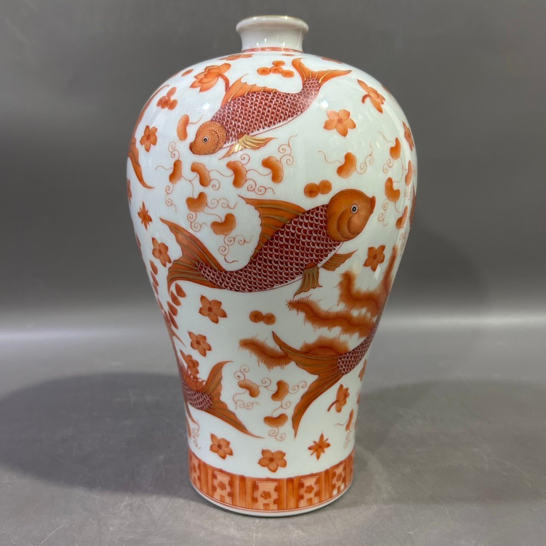 Qing Dynasty Yongzheng alum red goldfish plum vase