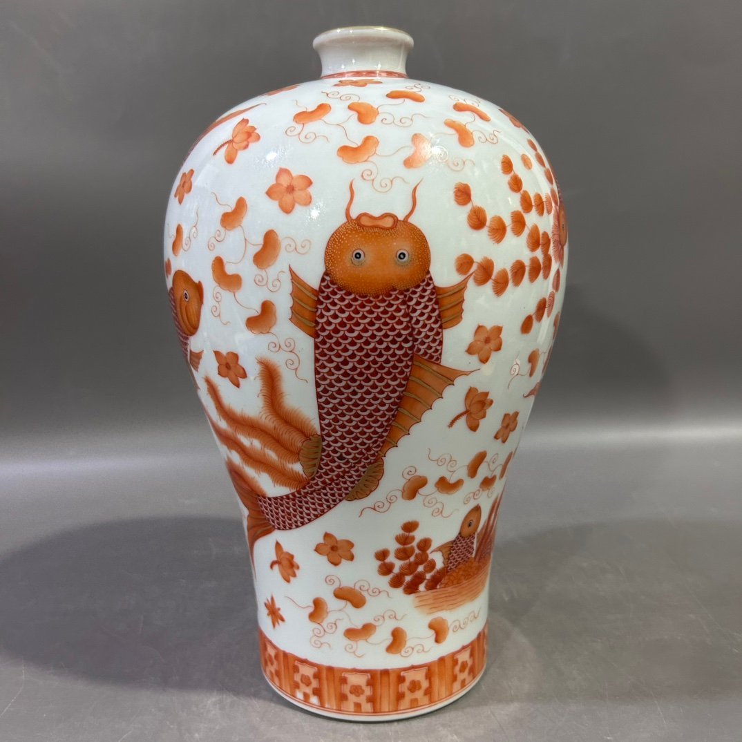 Qing Dynasty Yongzheng alum red goldfish plum vase