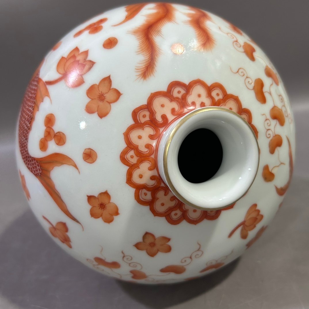 Qing Dynasty Yongzheng alum red goldfish plum vase