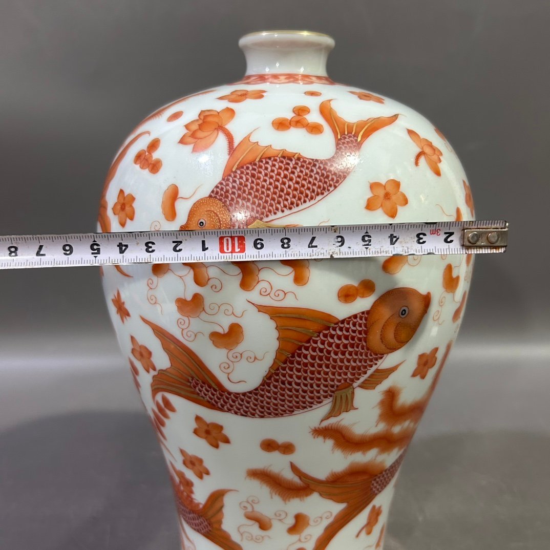Qing Dynasty Yongzheng alum red goldfish plum vase