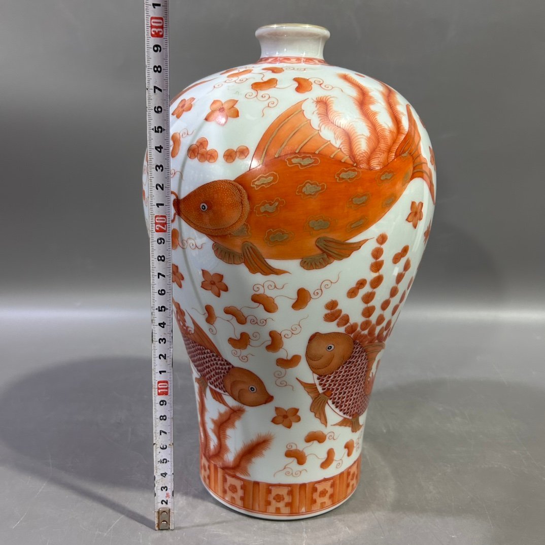 Qing Dynasty Yongzheng alum red goldfish plum vase