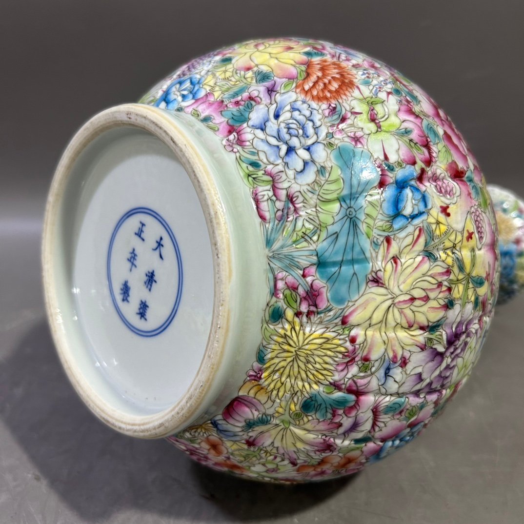 Qing Dynasty Yongzheng famille rose vase