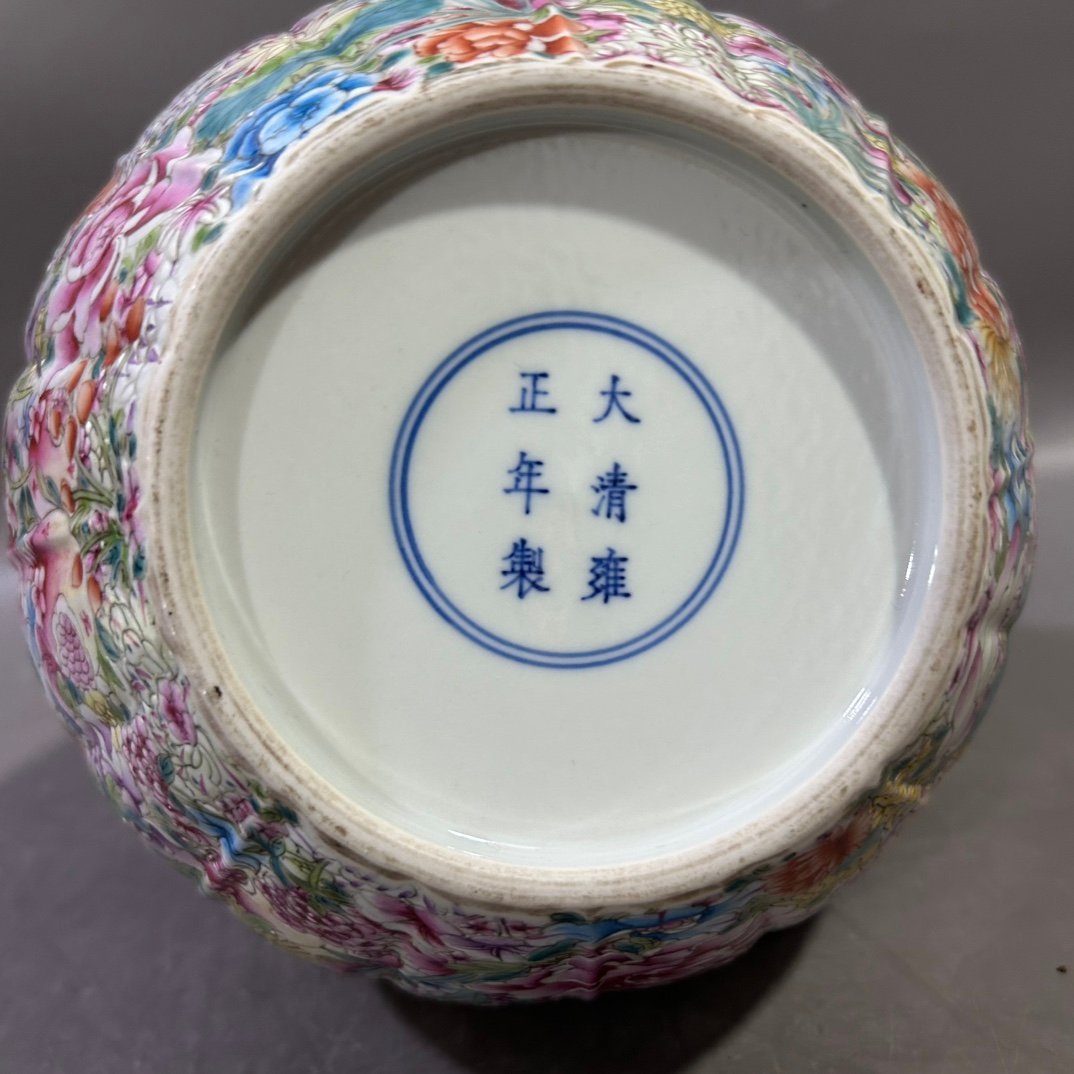 Qing Dynasty Yongzheng famille rose vase