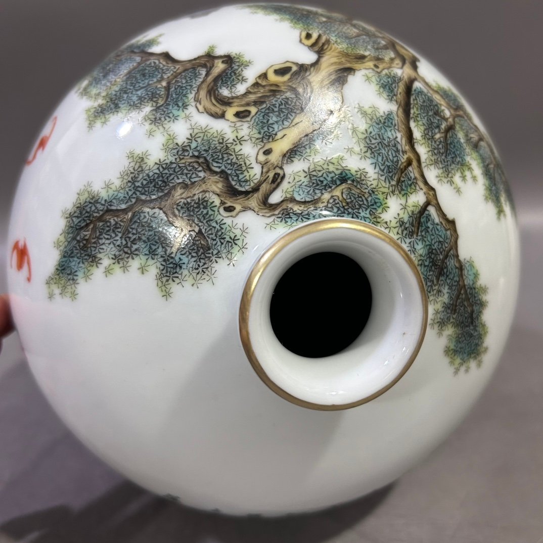 Qing Dynasty Yongzheng Pastel Figure Plum Vase
