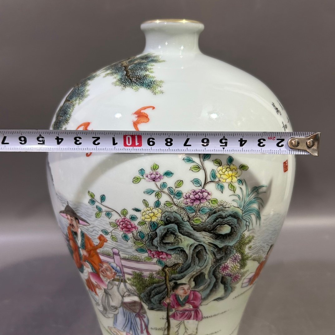 Qing Dynasty Yongzheng Pastel Figure Plum Vase