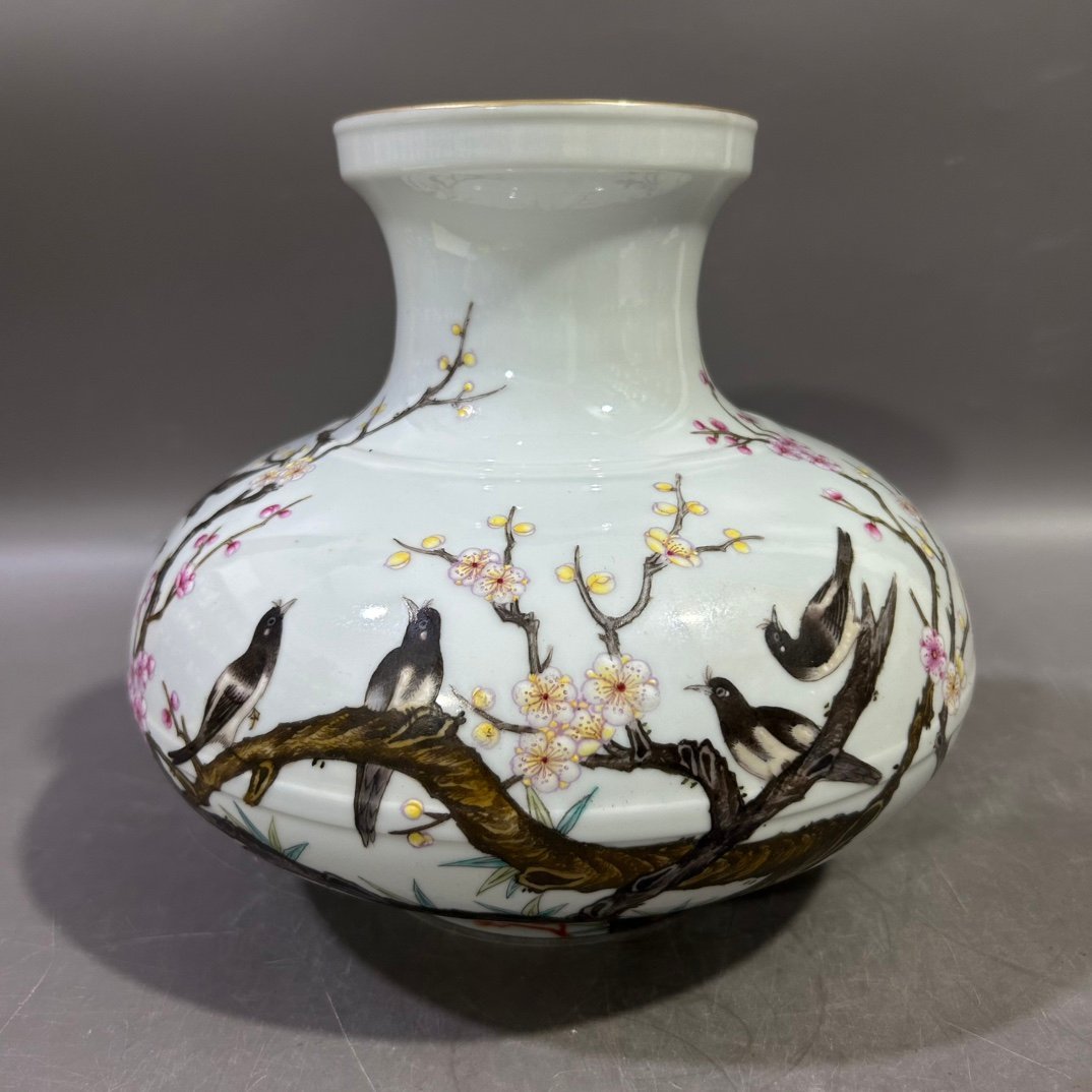 Qing Dynasty Yongzheng pastel happy eyebrow vase